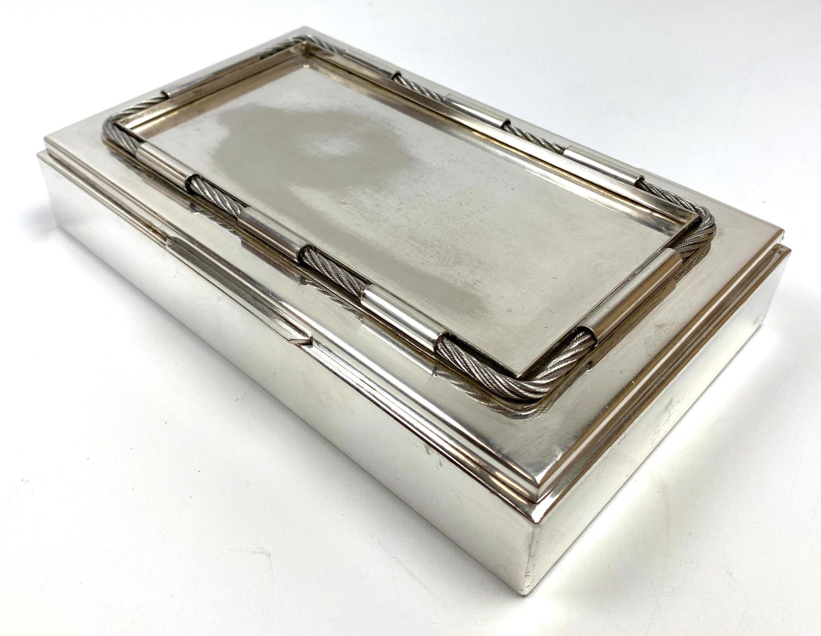 GUCCI Italy Dresser Box with Cable Decoration. (1 of 9)