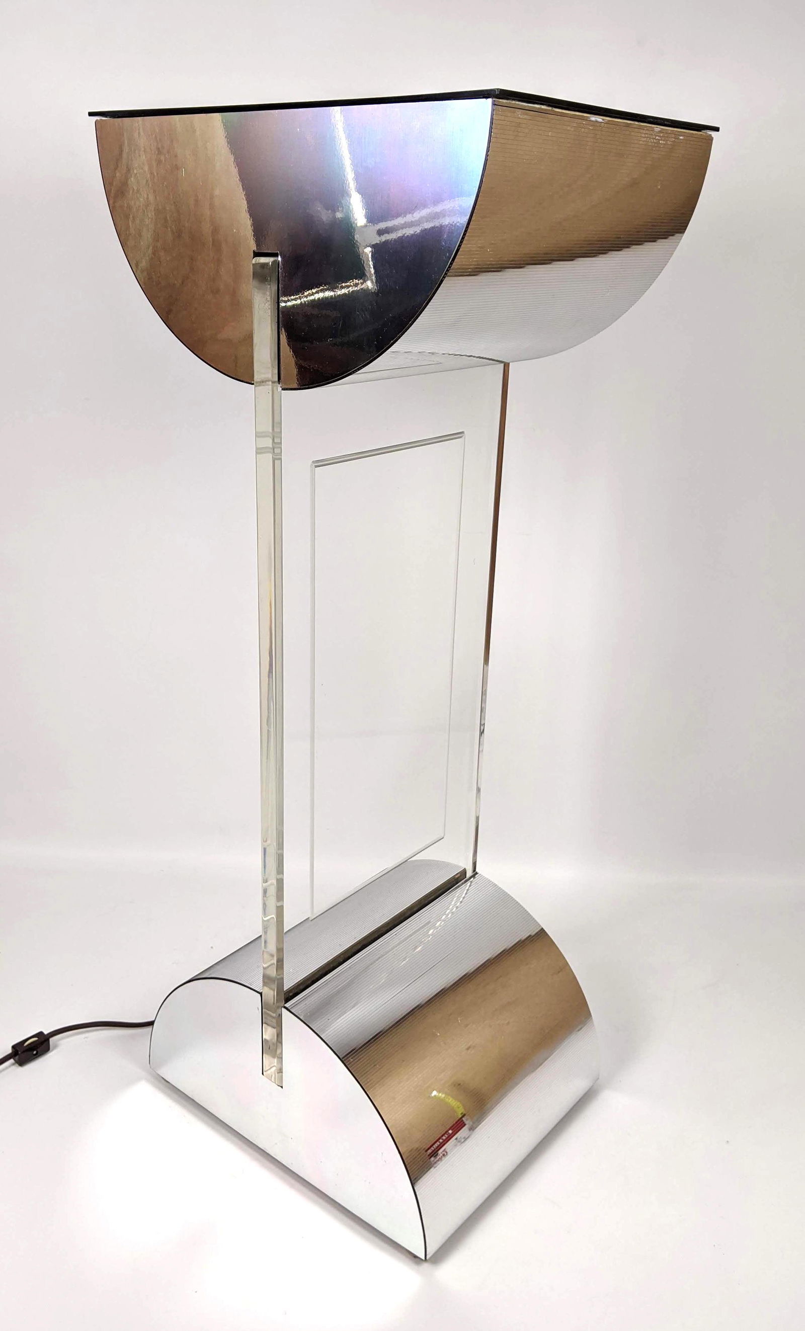 Pierre Cardin Style Lucite and Laminate Pedestal Stand. (1 of 10)