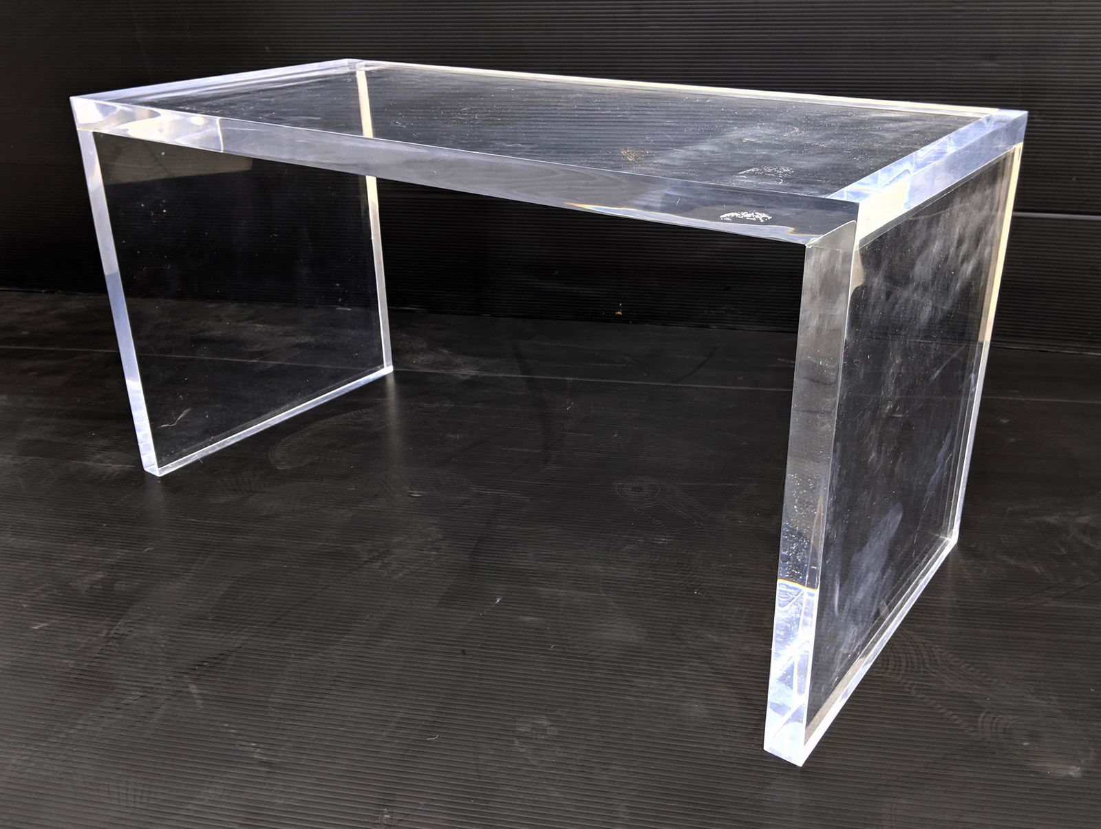Thick Lucite Acrylic  Coffee Cocktail Table. (1 of 5)