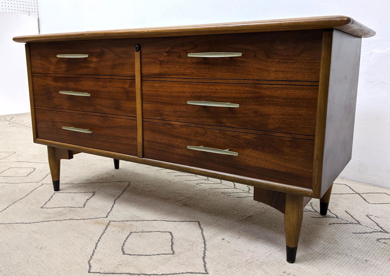 Lane American Modern Walnut Cedar Chest. Detailed edges (1 of 12)