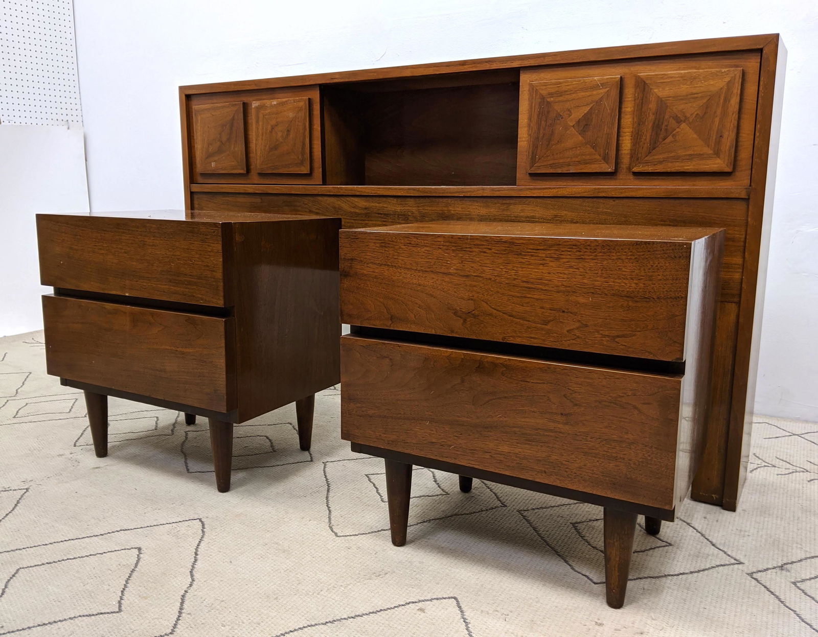 3pcs American Modern Walnut Bedroom Furniture.  Pair ni (1 of 12)