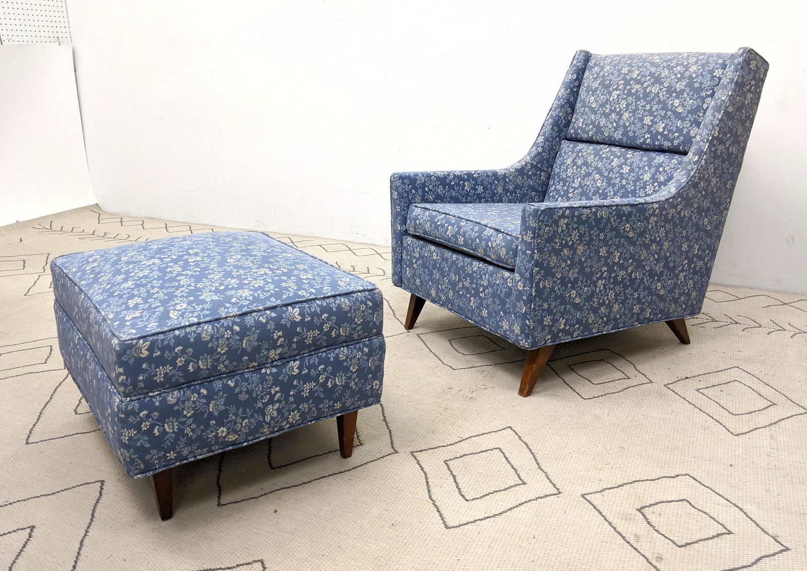 American Modern Lounge Chair, Ottoman. Angled tapered s (1 of 16)