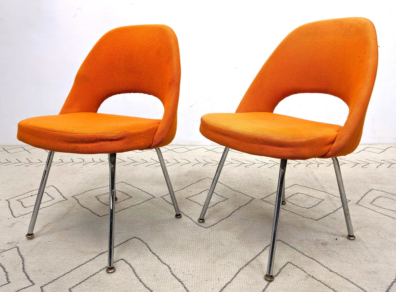 Pair Eero Saarinen Knoll Chairs. (1 of 13)