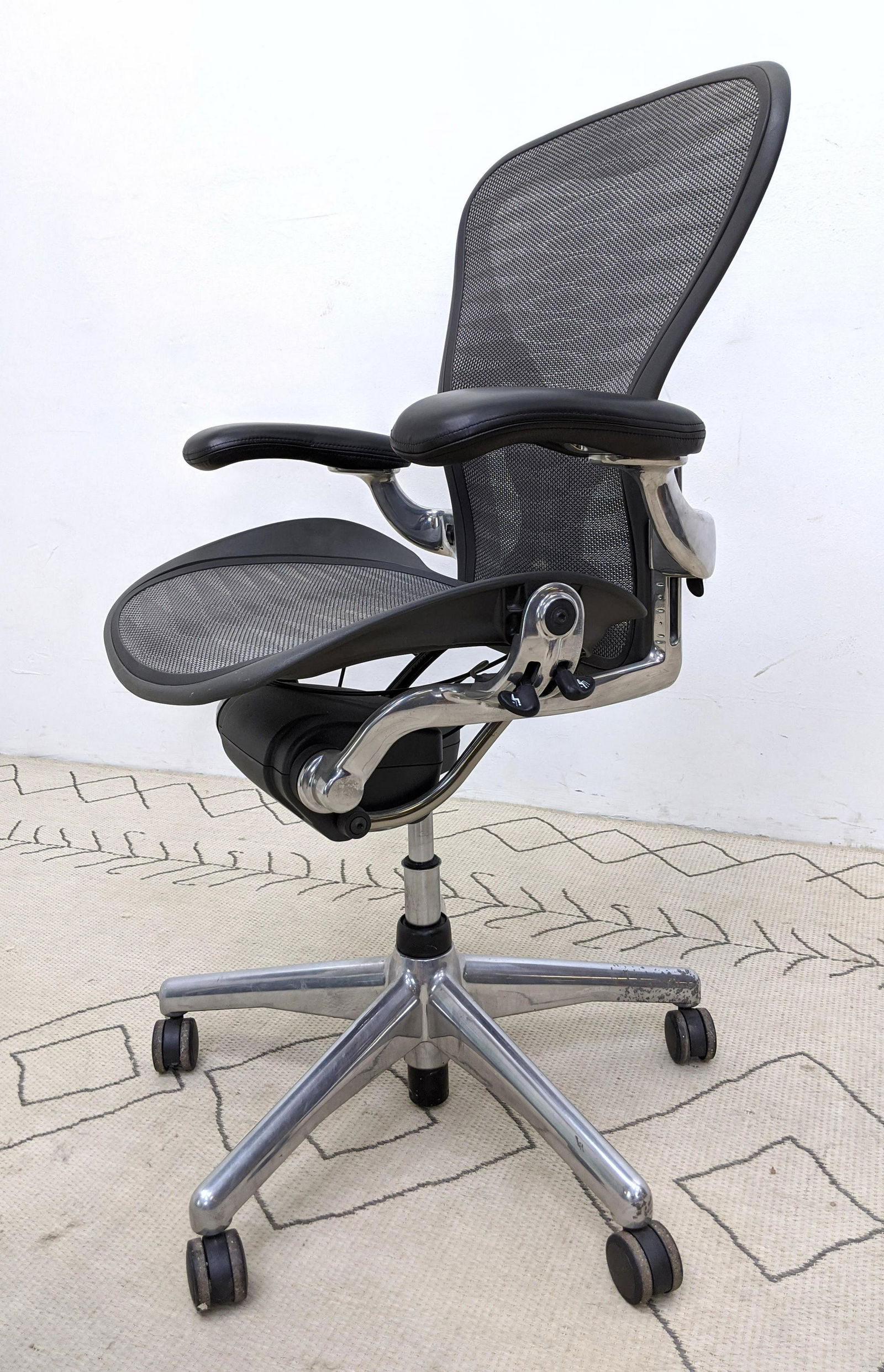 HERMAN MILLER Rolling Office Chair. Aeron style. (1 of 9)
