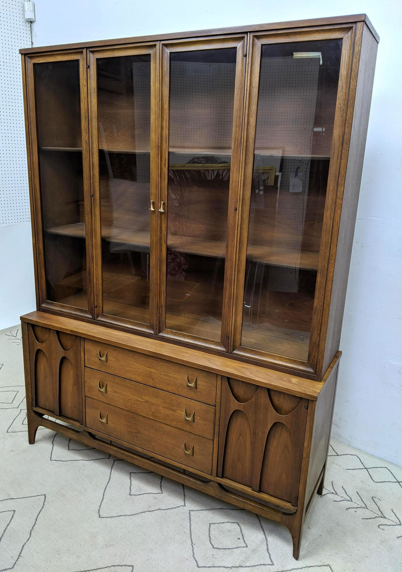 BROYHILL BRASILIA China Cabinet Display. American Moder (1 of 20)