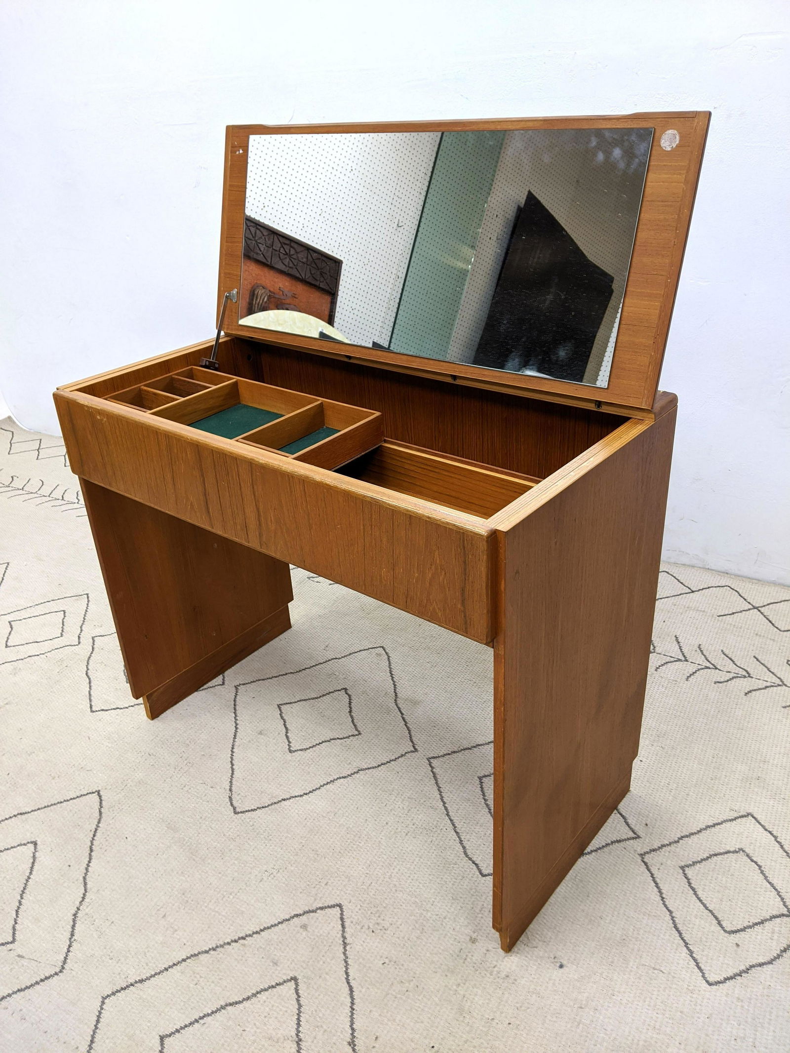 Danish Modern Teak Lift Top Vanity. (1 of 16)