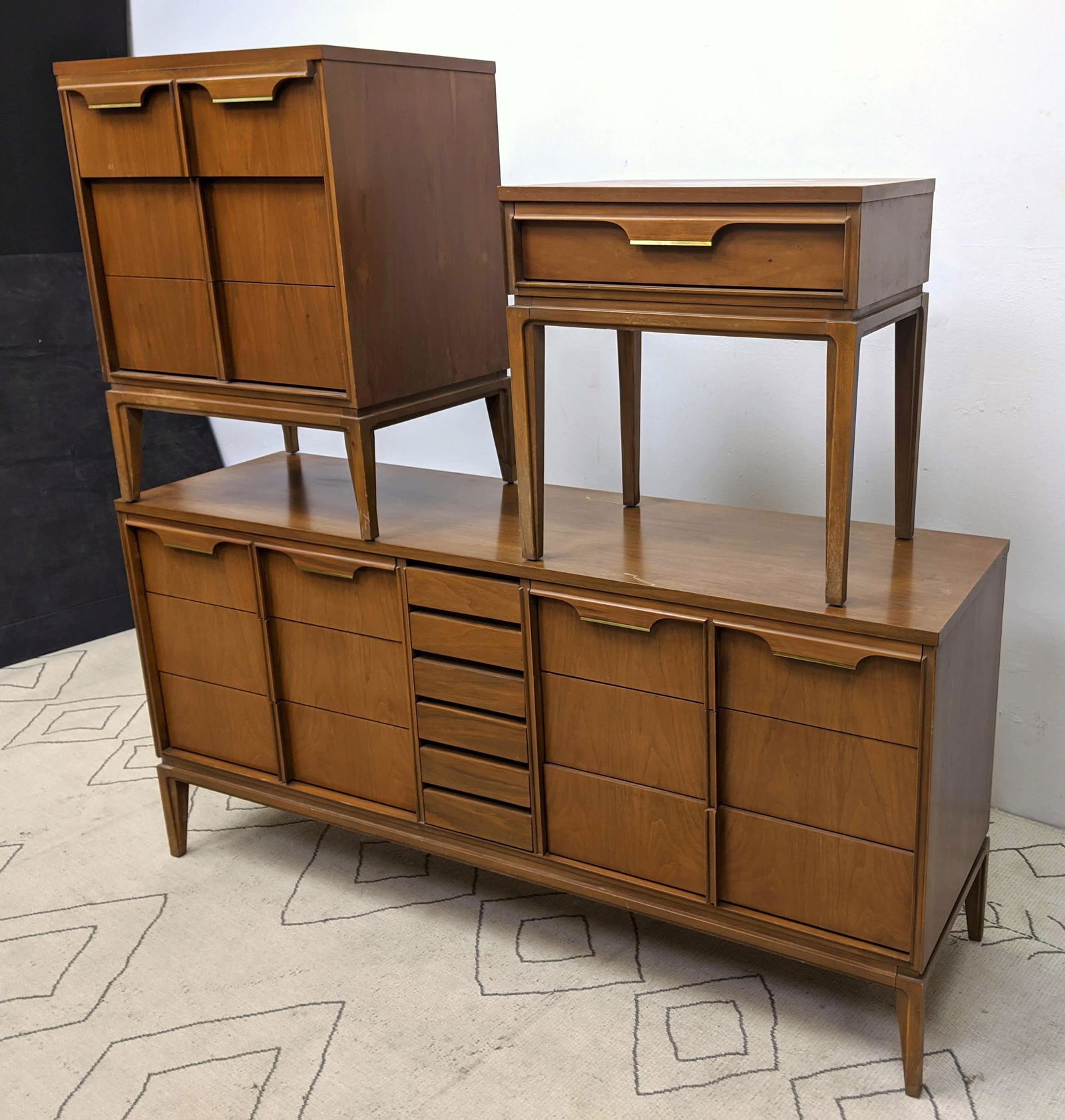 BASIC WITZ American Modern Bedroom Set. (1 of 17)