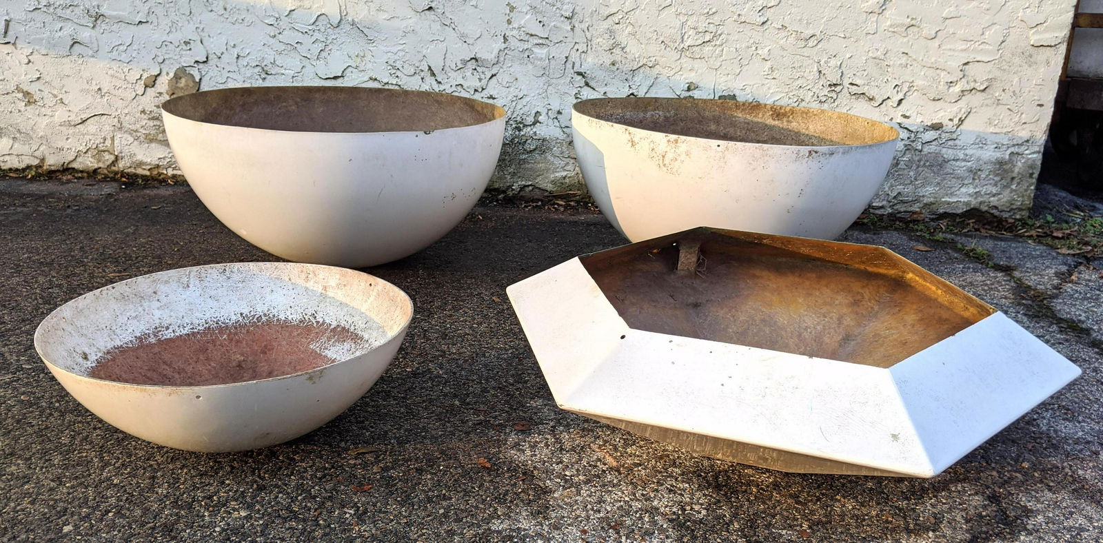 4pcs Mid Century Modern Fiberglass Planters.  Holes to (1 of 8)