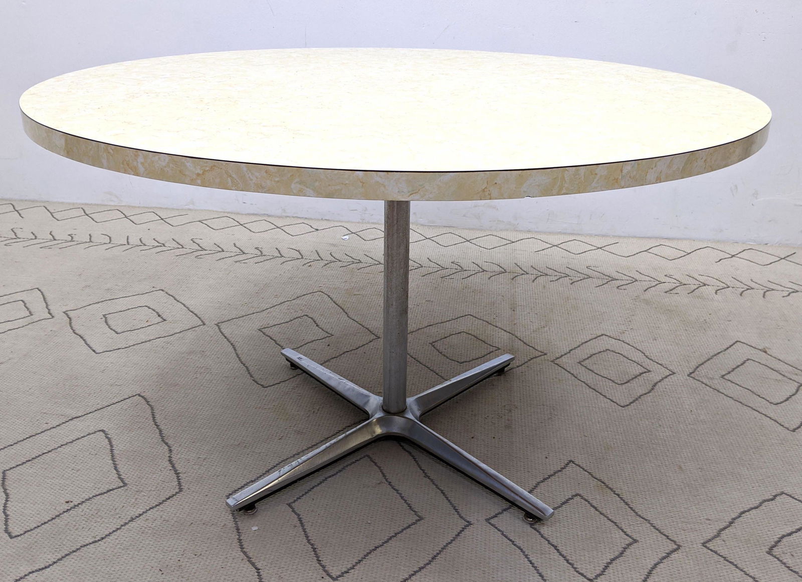 Round Dinette Dining Table. Metal base. (1 of 11)