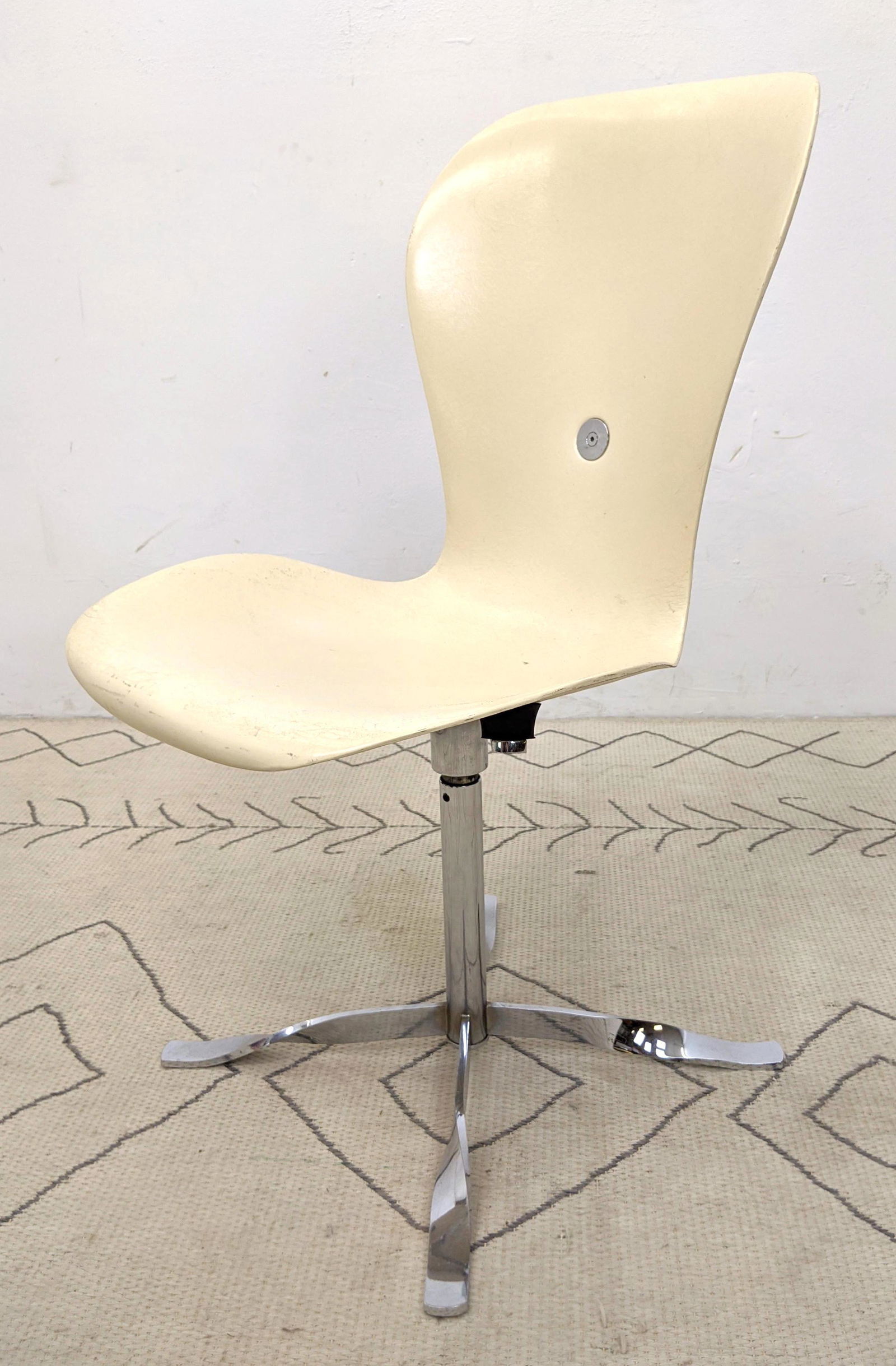 American Desk Corporation Gideon Kramer Ion Chair. (1 of 13)