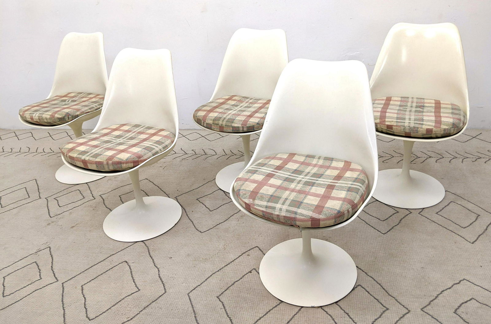 Set 5 KNOLL Tulip Chairs. EERO SAARINEN.  Labeled. (1 of 13)