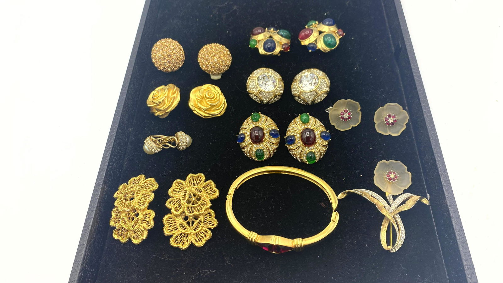 Lot Costume Jewelry. CINER, GIVENCHY, Etc. Most signed: Lot Costume Jewelry. CINER, GIVENCHY, Etc. Most signed.-- Dimensions: H: 3 inches: W: 2 inches: D: .25 inches --- US Shipping charge: $15 Plus insurance at a rate of $1 per hundred.