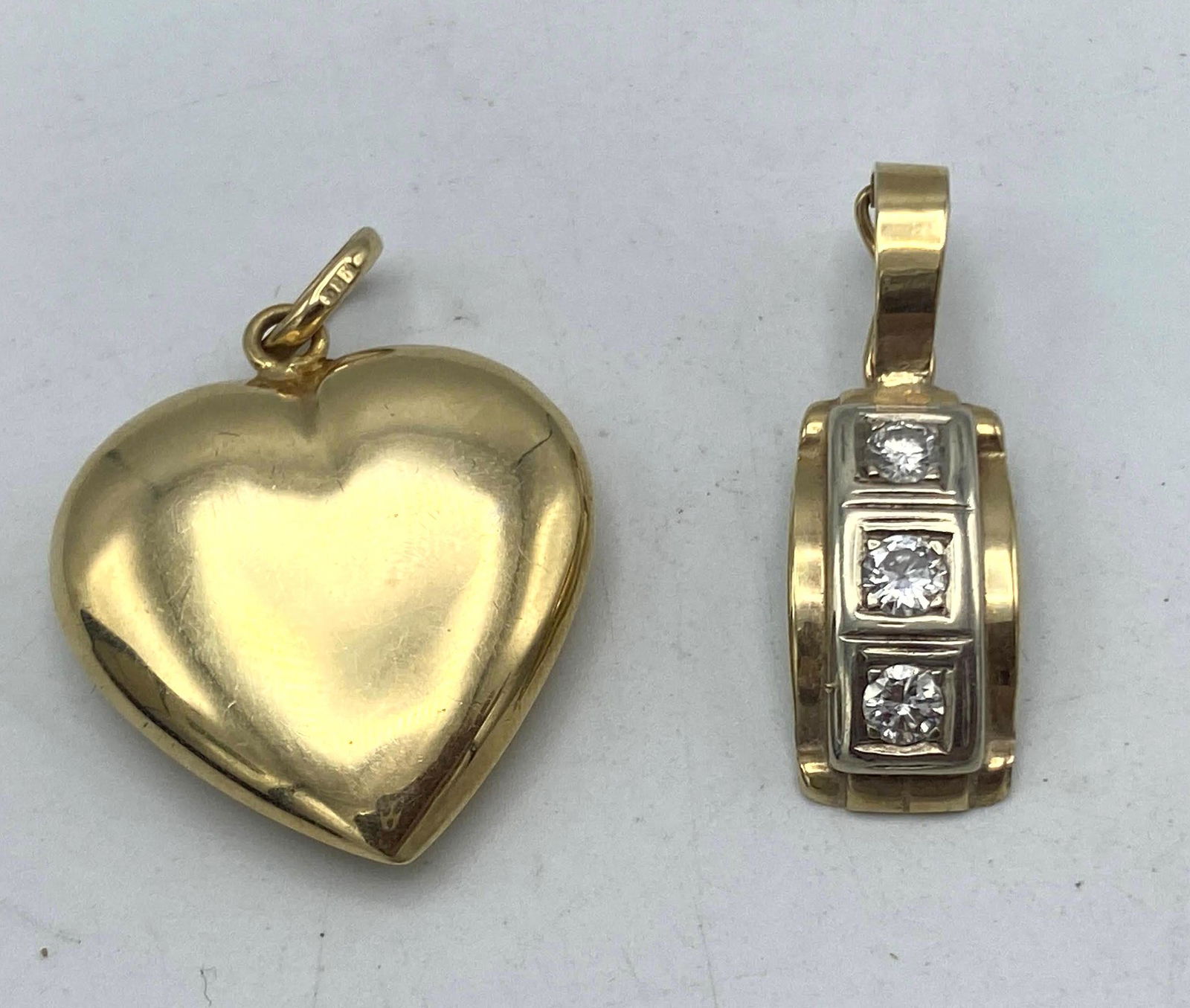 2pc 14K Gold Charm Pendants. Heart pendant. Three Diamo (1 of 2)
