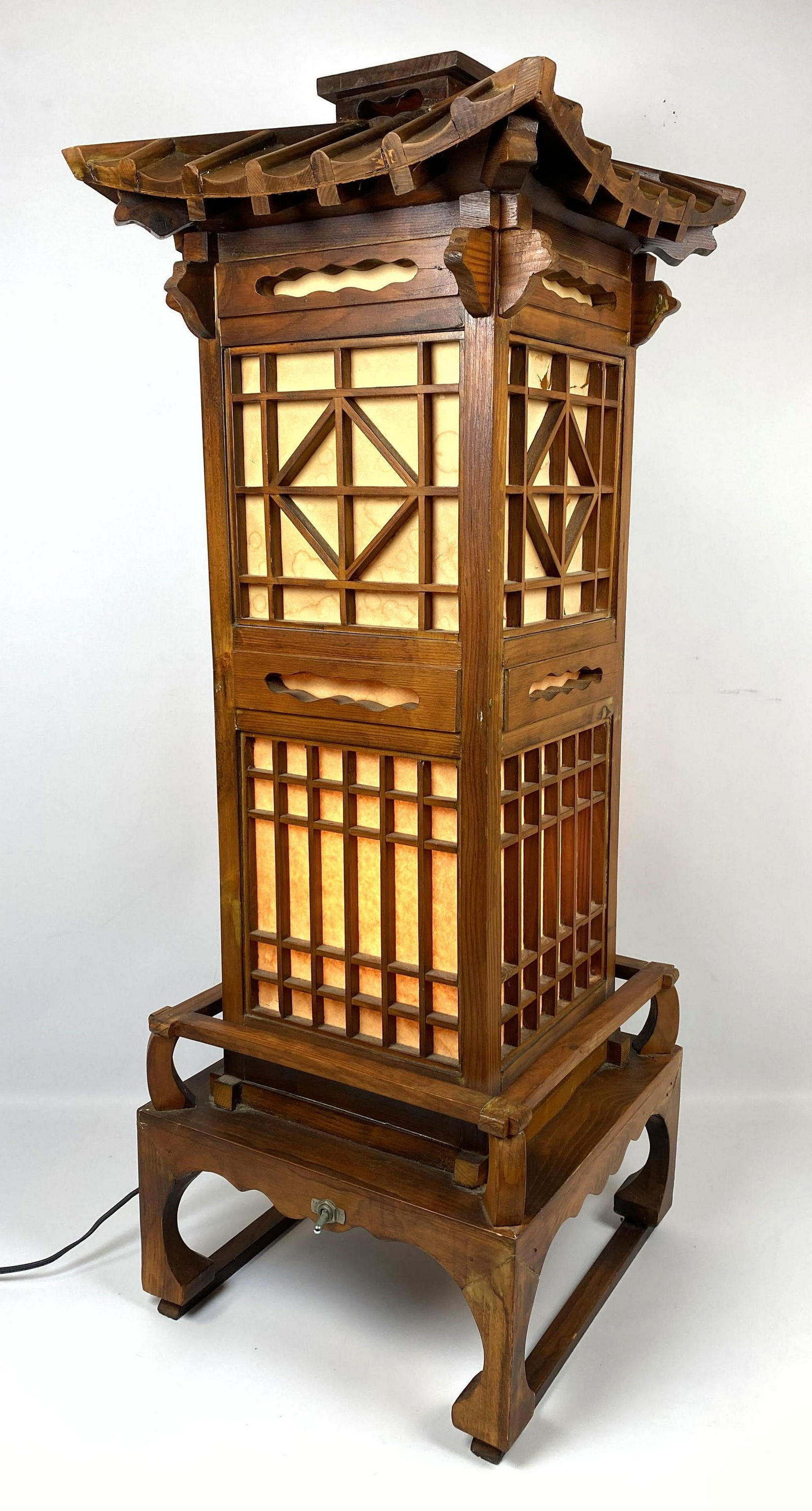 Asian Form Pagoda Table Lamp. (1 of 20)