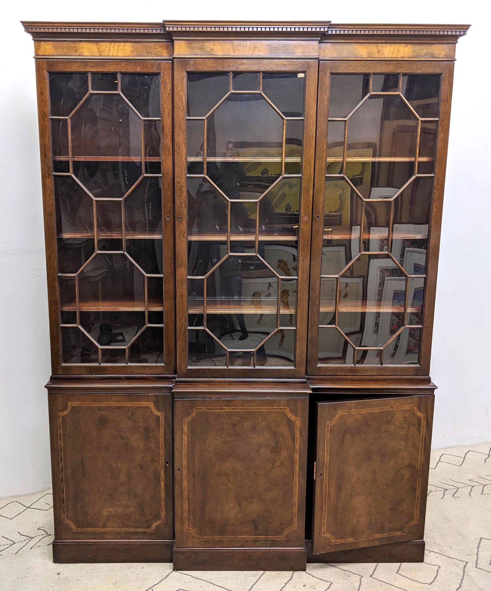BAKER Mahogany Bubble Glass China Cabinet. (1 of 16)