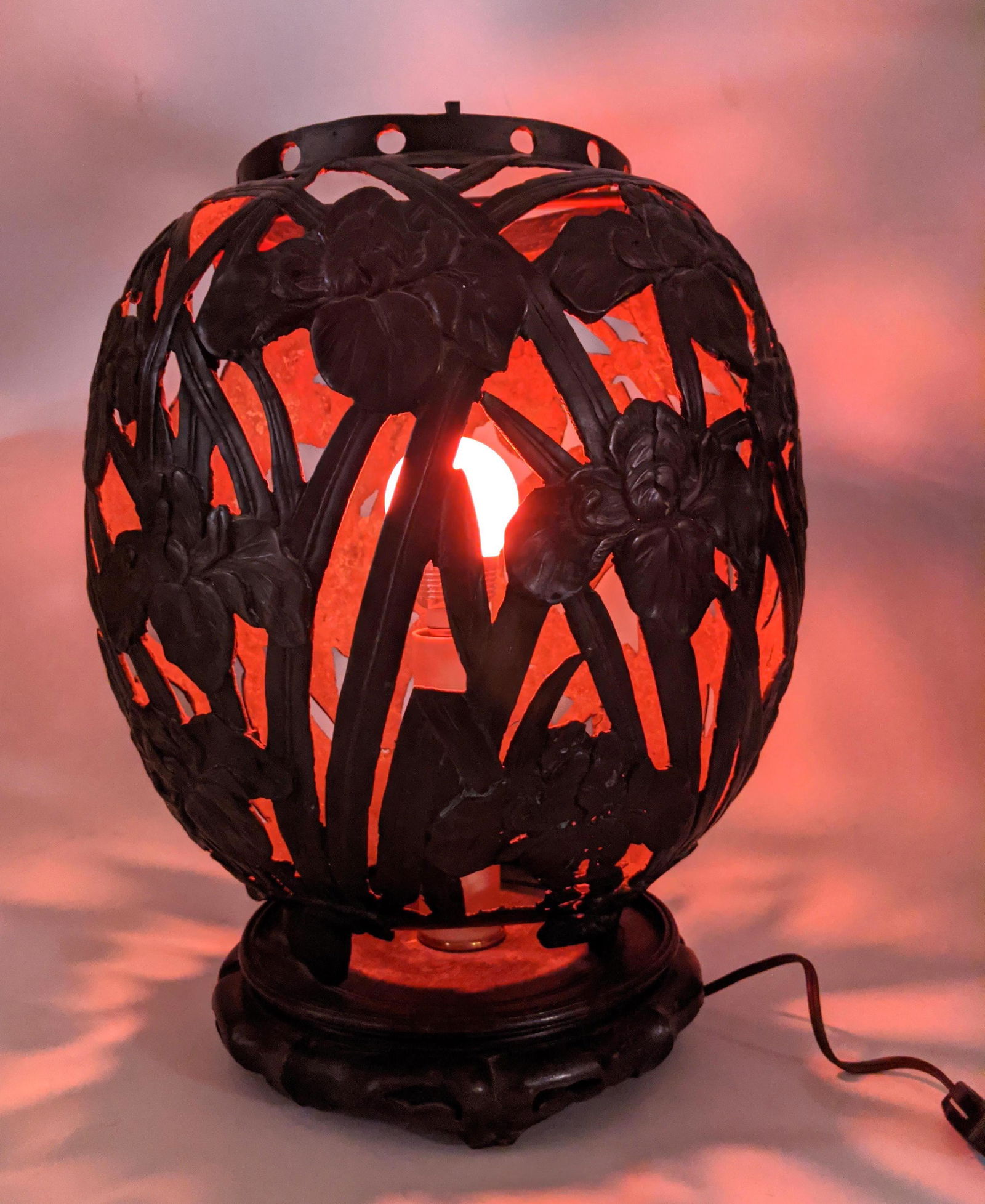 Asian Style Metal Lantern Table Lamp. (1 of 12)