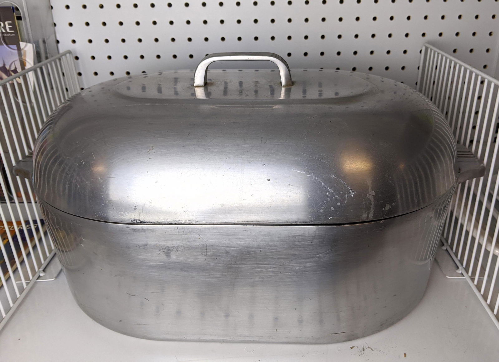 WAGNERWARE Aluminum Dutch Oven. Wagner Ware. (1 of 12)