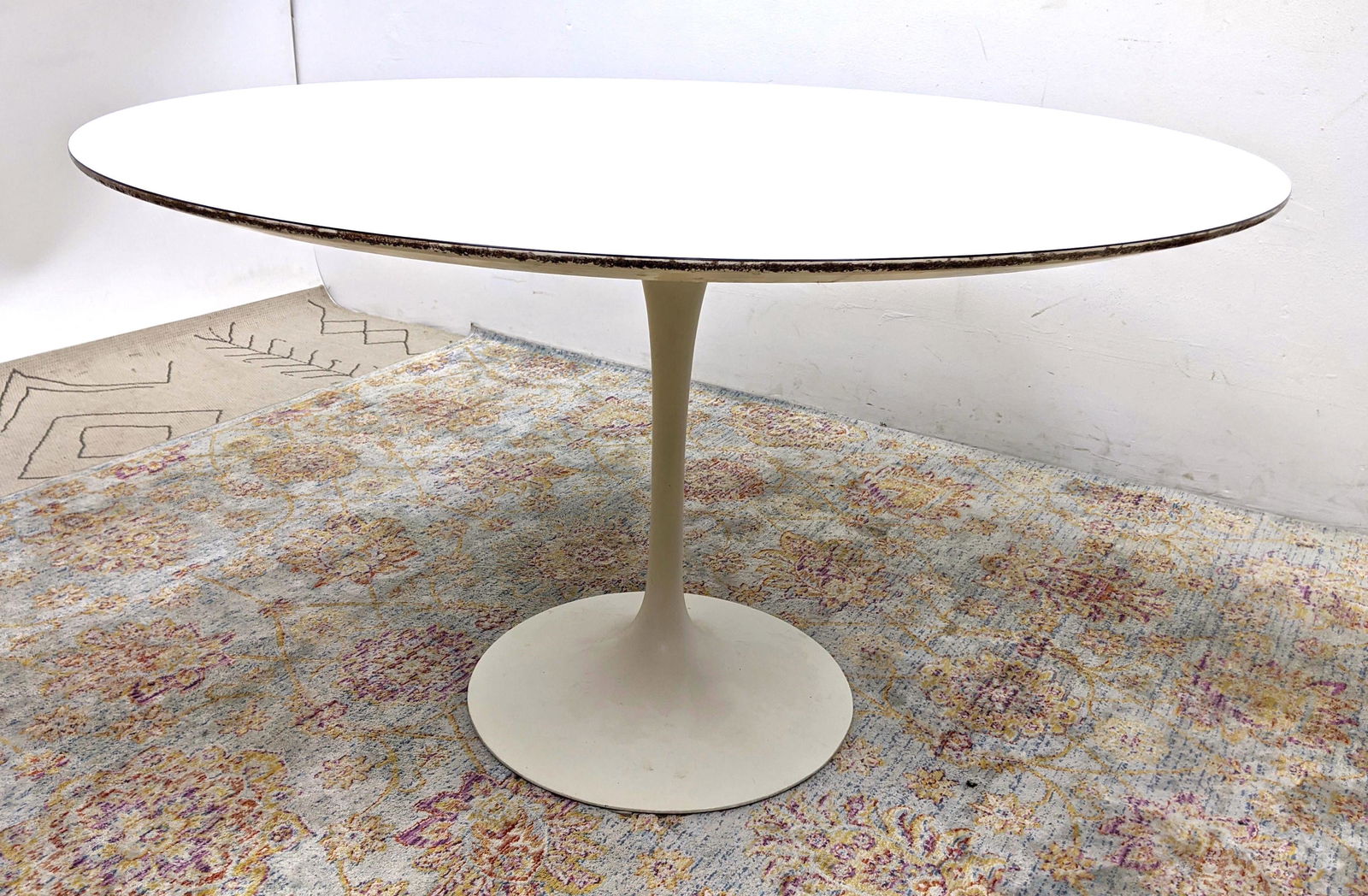Eero Saarinen Knoll Tulip Dining Table. White enameled (1 of 7)