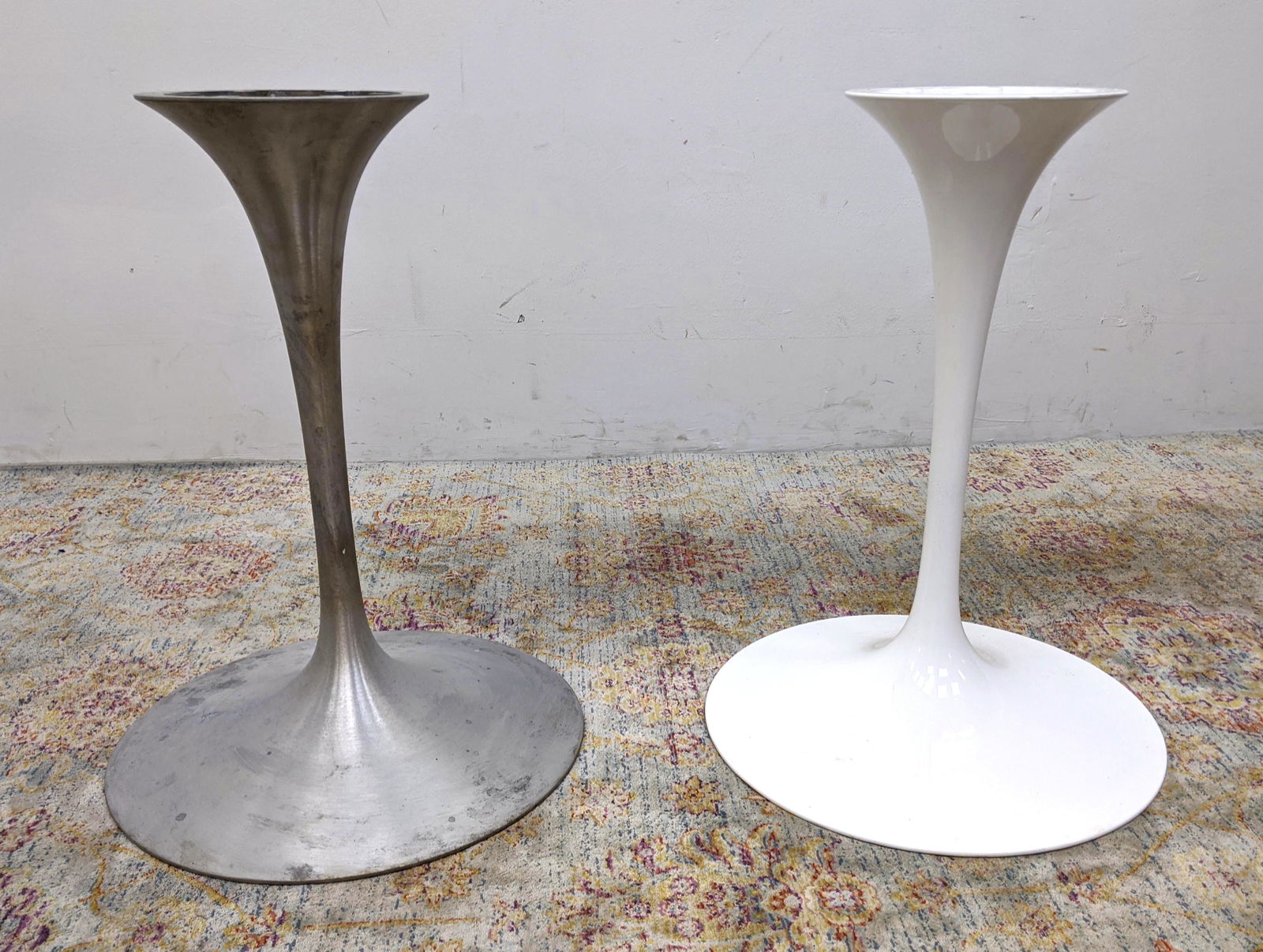 2 EERO SAARINEN Type Tulip,Table Bases.  1 Painted 1 un (1 of 15)