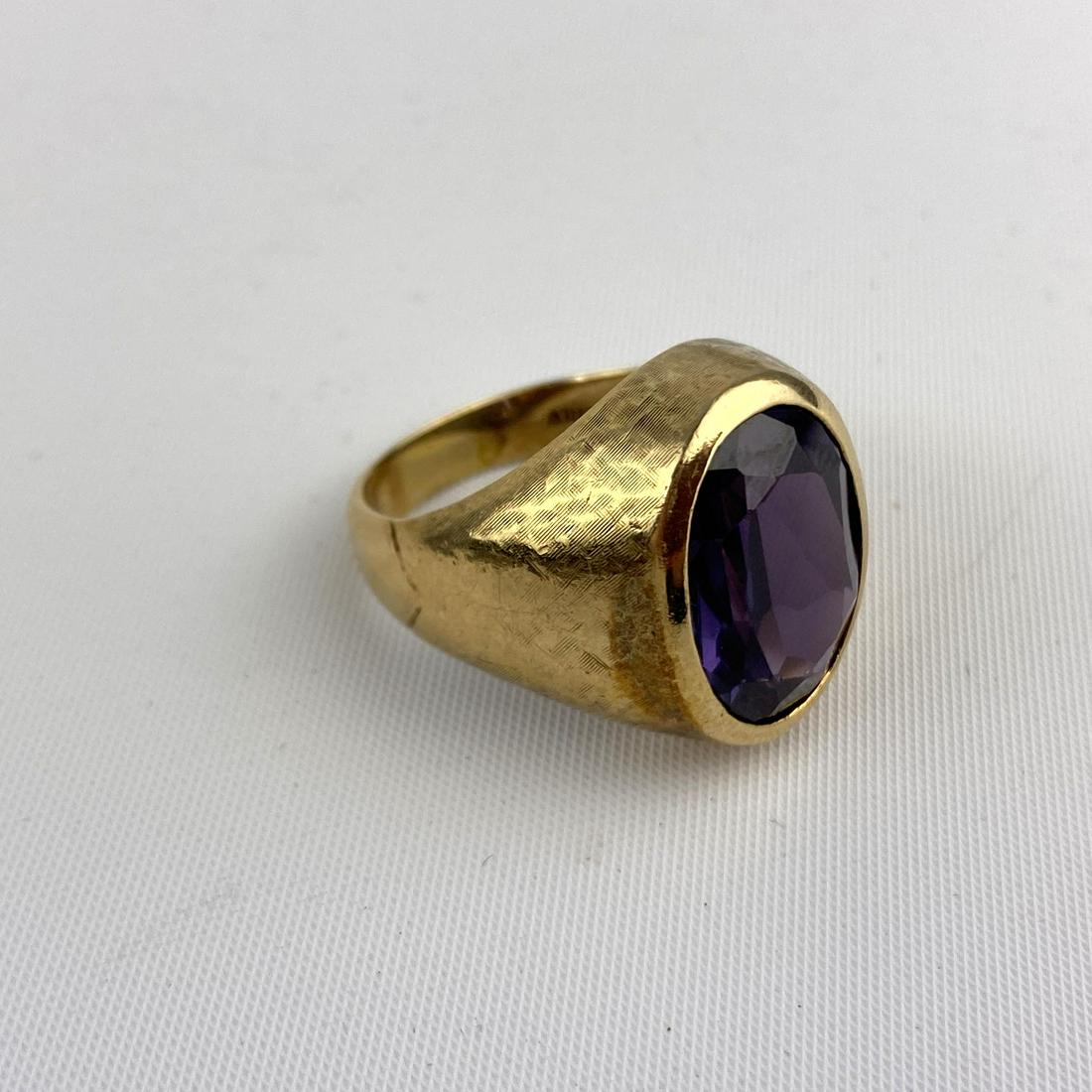 10K Gold Amethyst Man's Ring.  10K   8.4dwt.   Size 10. (1 of 9)