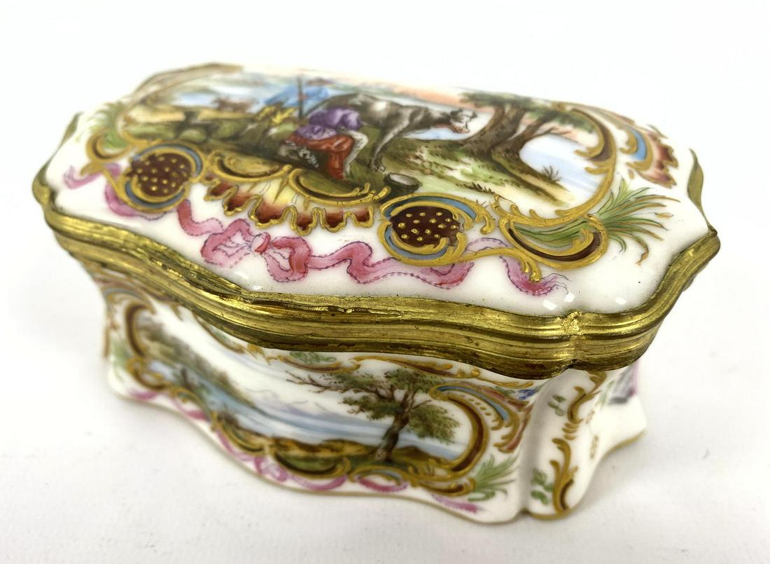 MEISSEN vintage porcelain hinged box. Paint decoration. (1 of 10)