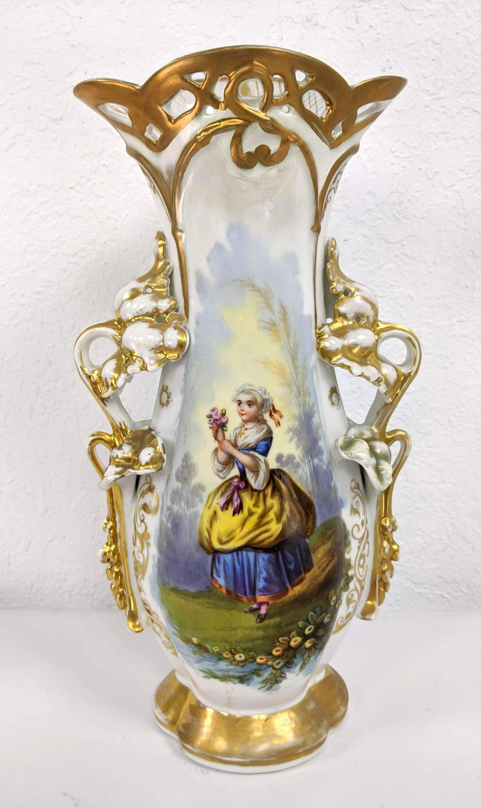 Old Paris Porcelain Decorative Mantle Vase. Portrait of (1 of 7)