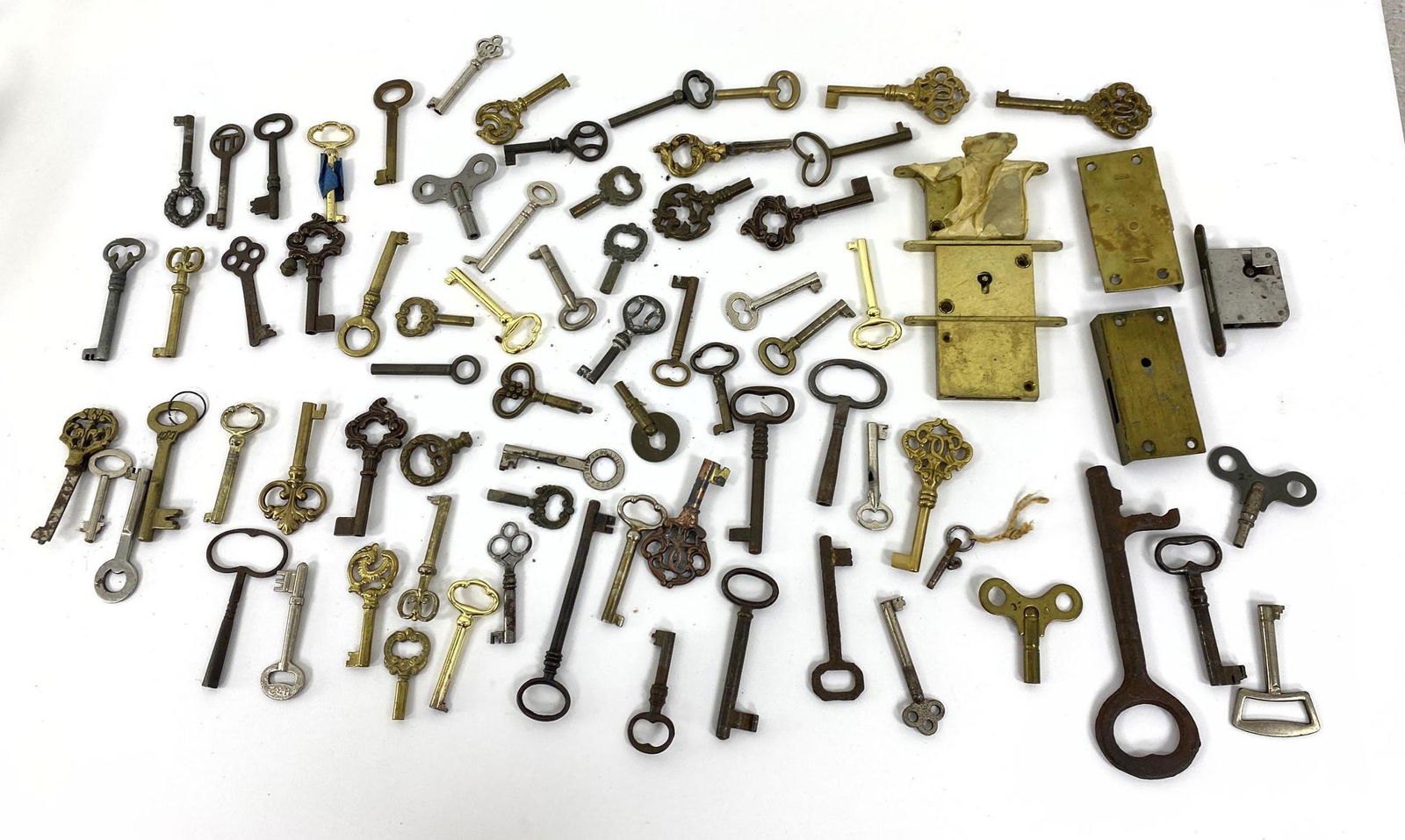 Large lot Vintage Furniture Keys. (1 of 7)
