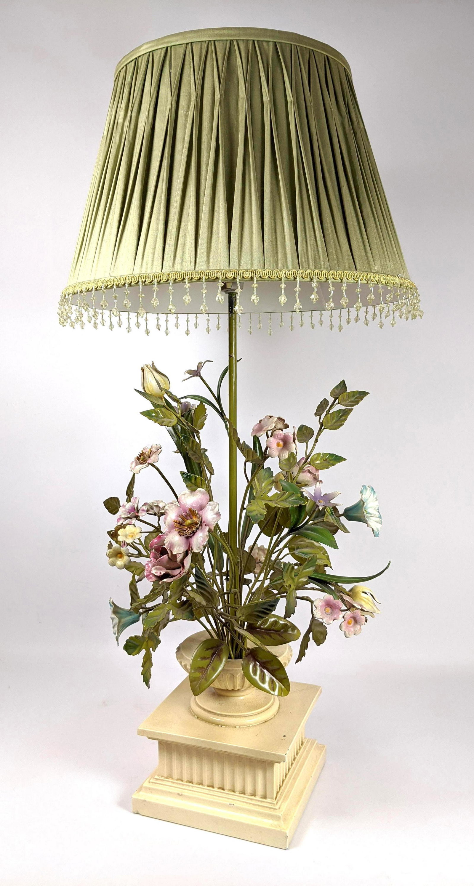 Painted Iron Floral Urn Table Lamp. (1 of 15)