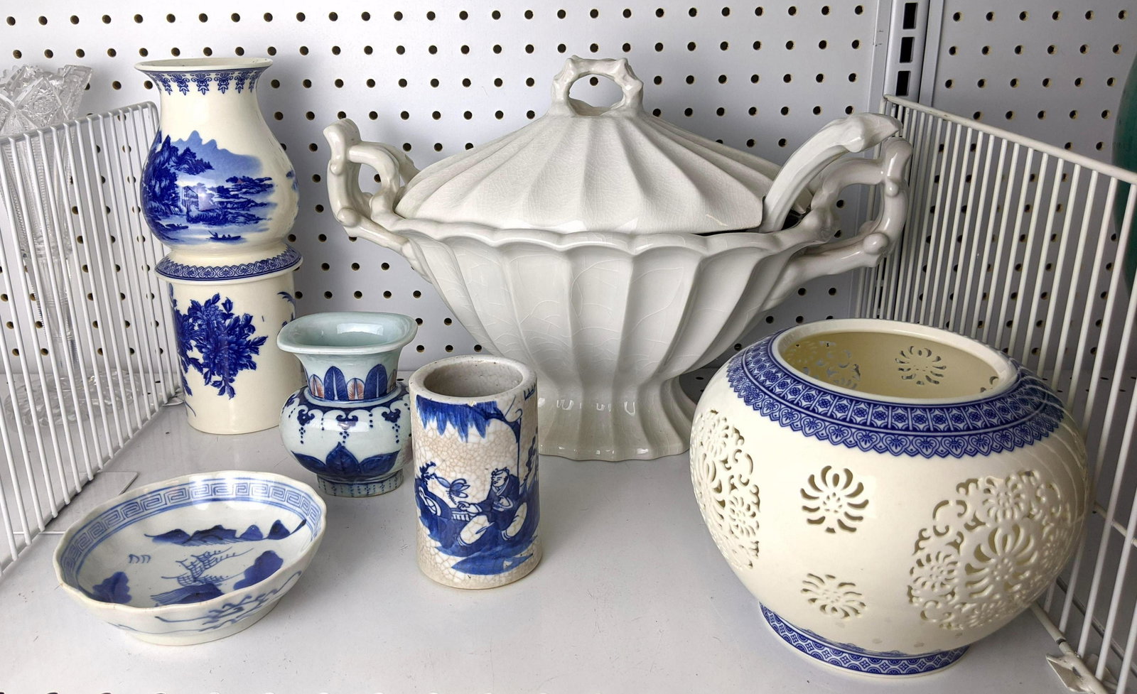 Creamware Lot. Lots of blue & white ceramics ware.: Creamware Lot. Lots of blue & white ceramics ware. -- Dimensions: ---