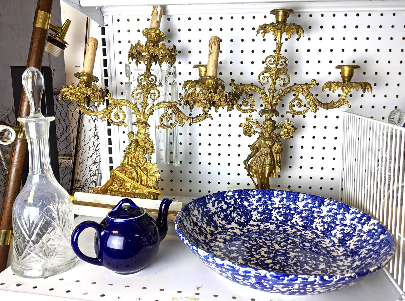 Decorative shelf lot. Girondels, crystal, spatter wear. (1 of 19)