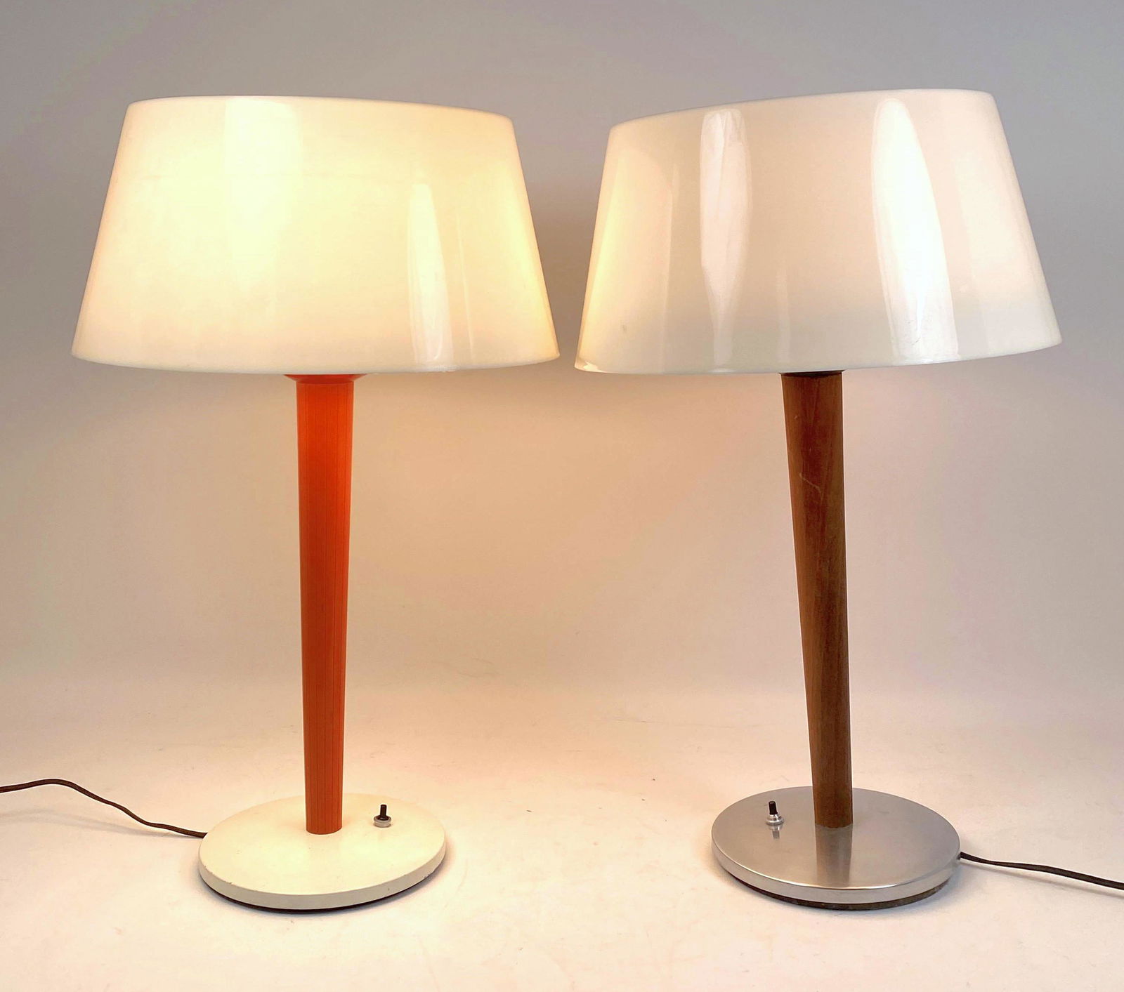 2pc LIGHTOLIER Modernist Table Lamps. Plastic shades. (1 of 16)