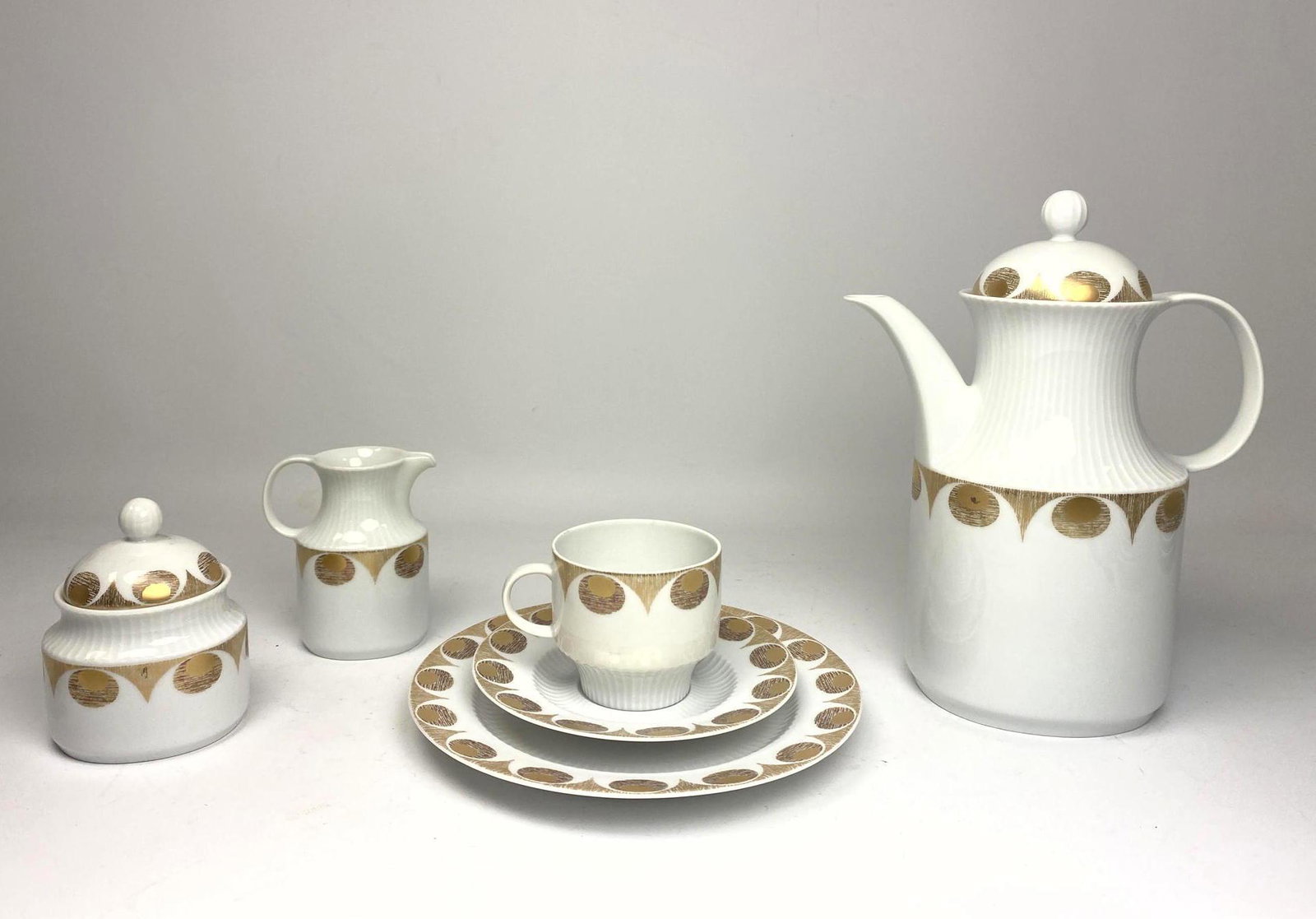 Modernist Design KAISER Luncheon China Set. 16PCS.: Modernist Design KAISER Luncheon China Set. 16PCS. -- Dimensions: H: 9.5 inches: W: 7 inches: D: 4.5 inches ---