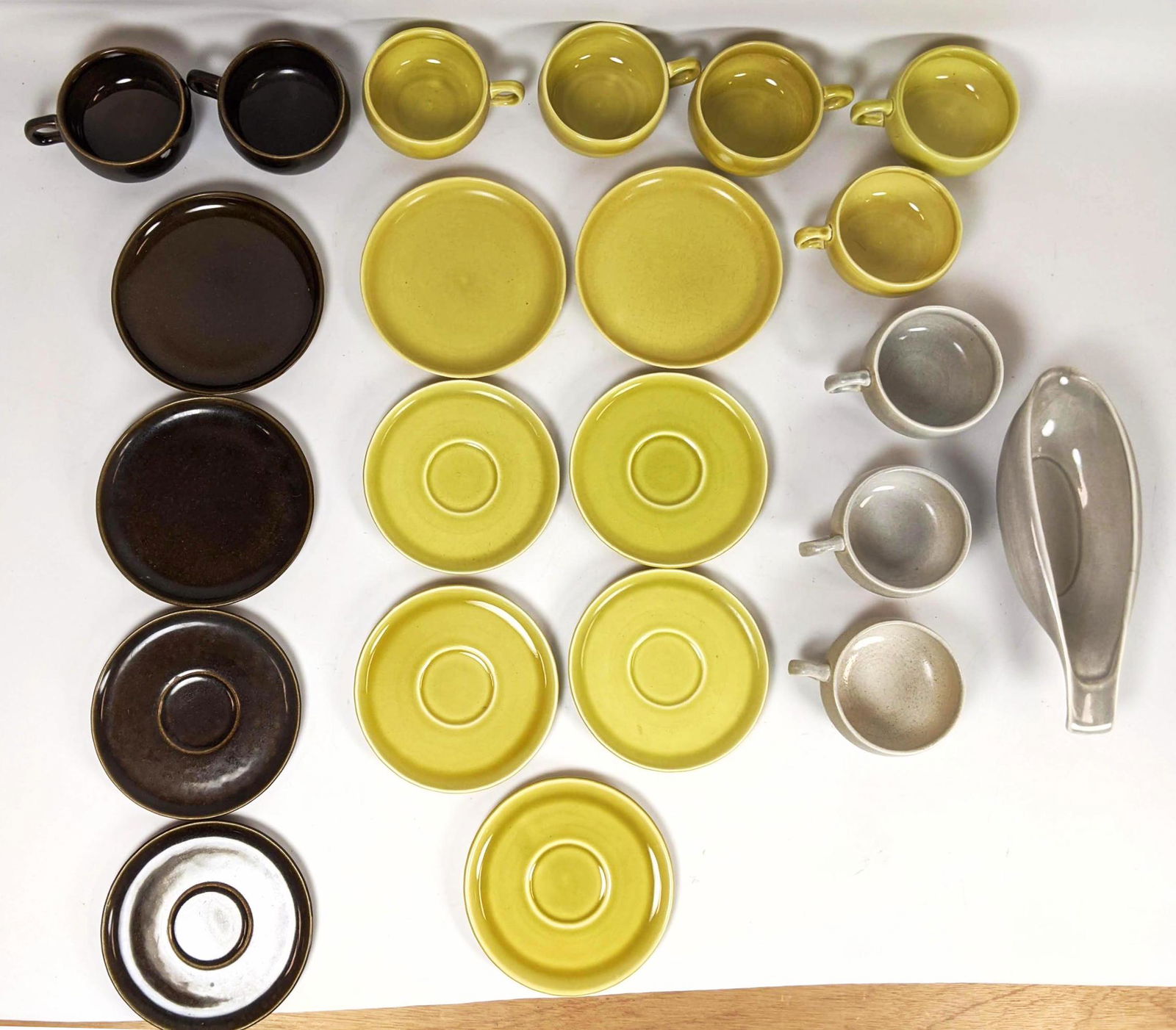 22pc RUSSEL WRIGHT American Modern Dinnerware. 3 color: 22pc RUSSEL WRIGHT American Modern Dinnerware. 3 colors. -- Dimensions: H: 4 inches: W: 11 inches: D: 3 inches ---