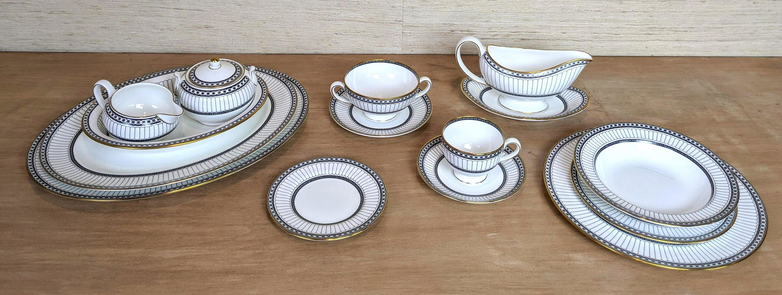 107pcs Wedgwood COLONNADE BLACK China Dish Set. Dishwar (1 of 10)