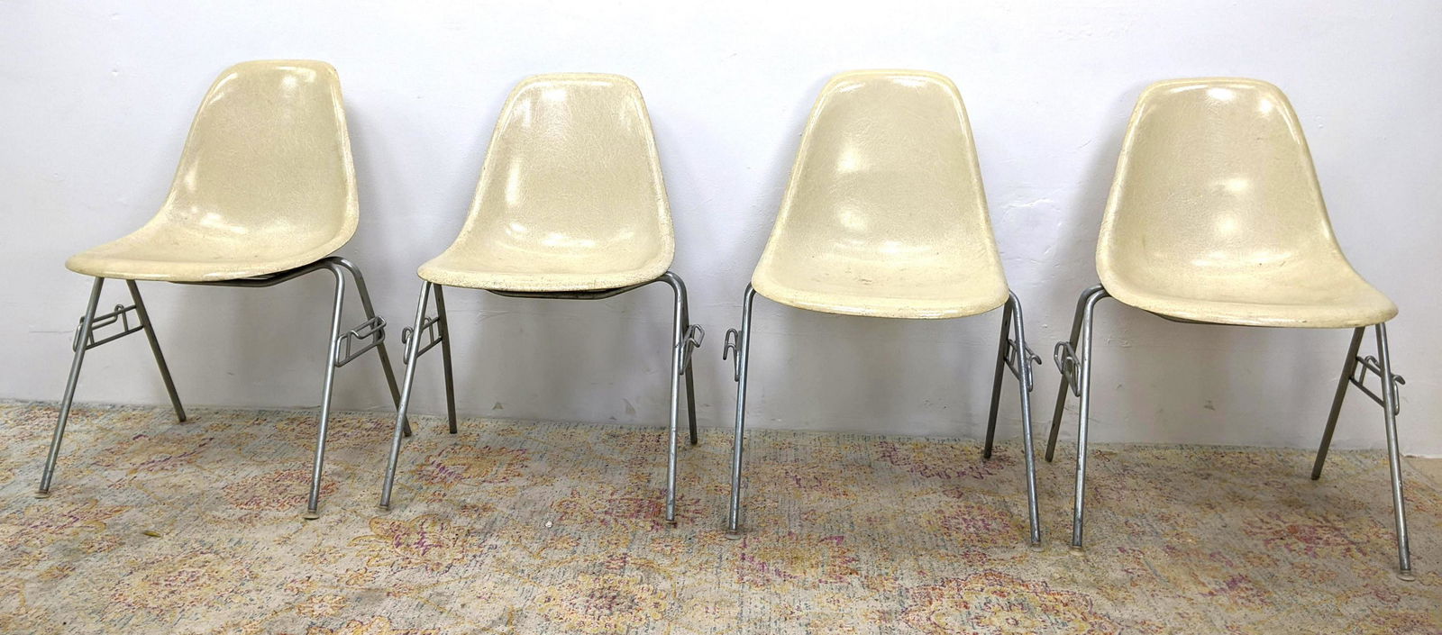 Set 4 Herman Miller Eames Shell Chairs.  Fiberglass. (1 of 12)
