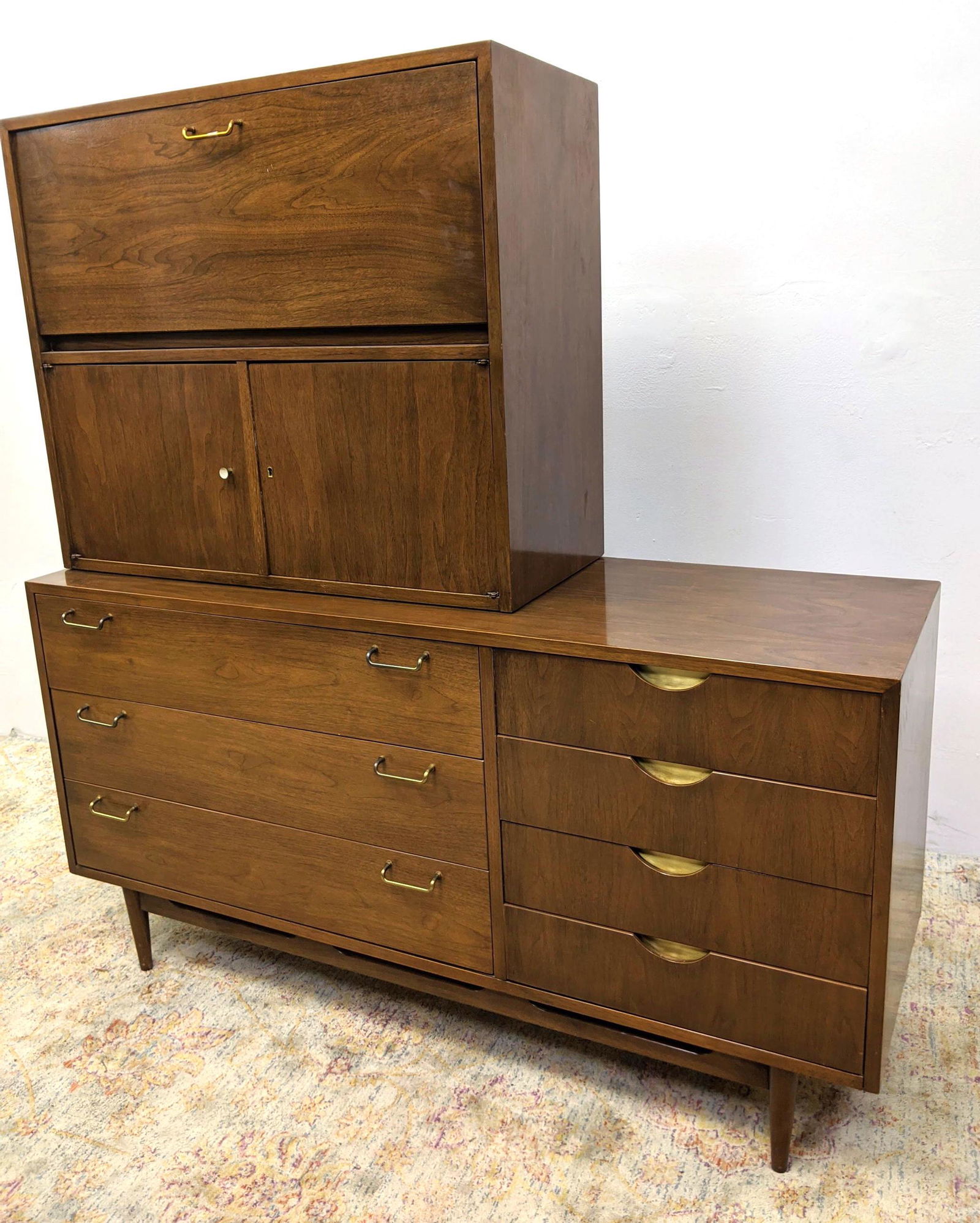 American of Martinsville Credenza Cabinet with Bar Top. (1 of 16)