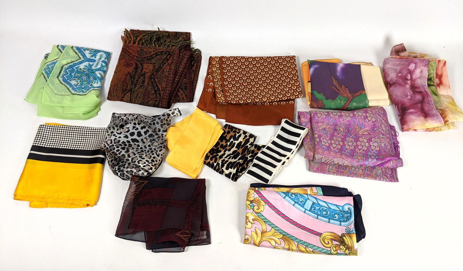 Lot Assorted Vintage and recent fashion scarves. Many u: Lot Assorted Vintage and recent fashion scarves. Many used. Halston, Dorri!. Echo, etc-- Dimensions: H: 21 inches: W: 21 inches ---
