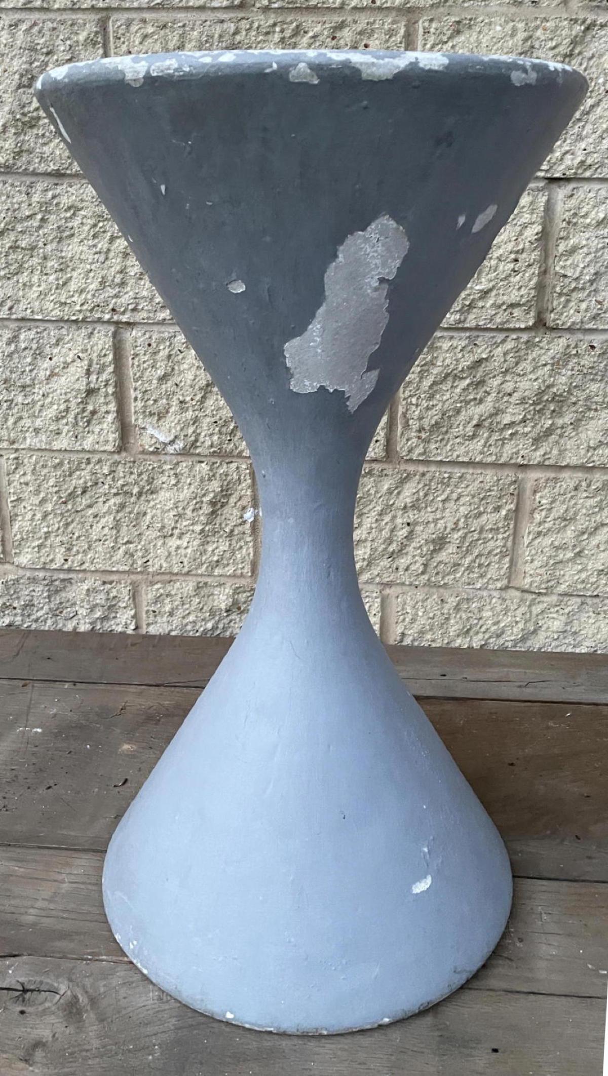 WILLY GUHL Standing Corseted Planter.  Hourglass. Outdo (1 of 11)