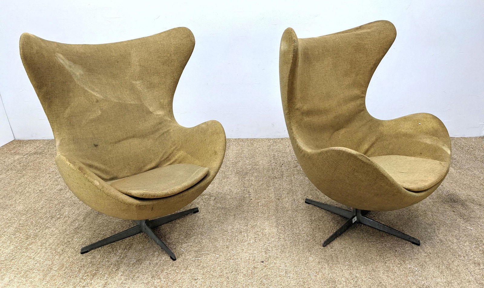 Pr FRITZ HANSEN Iconic Egg Lounge Chairs. Upholstered f (1 of 15)