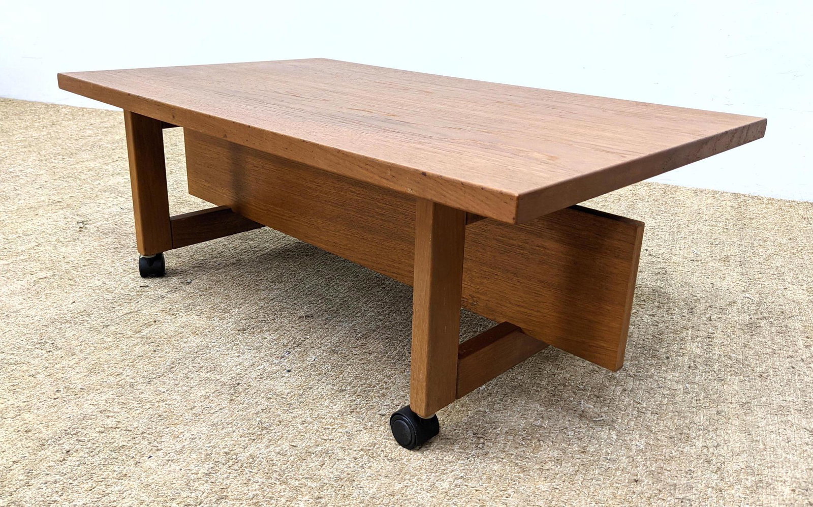 RY MOBLER Low Rolling Stand.  Entertainment cart. (1 of 9)