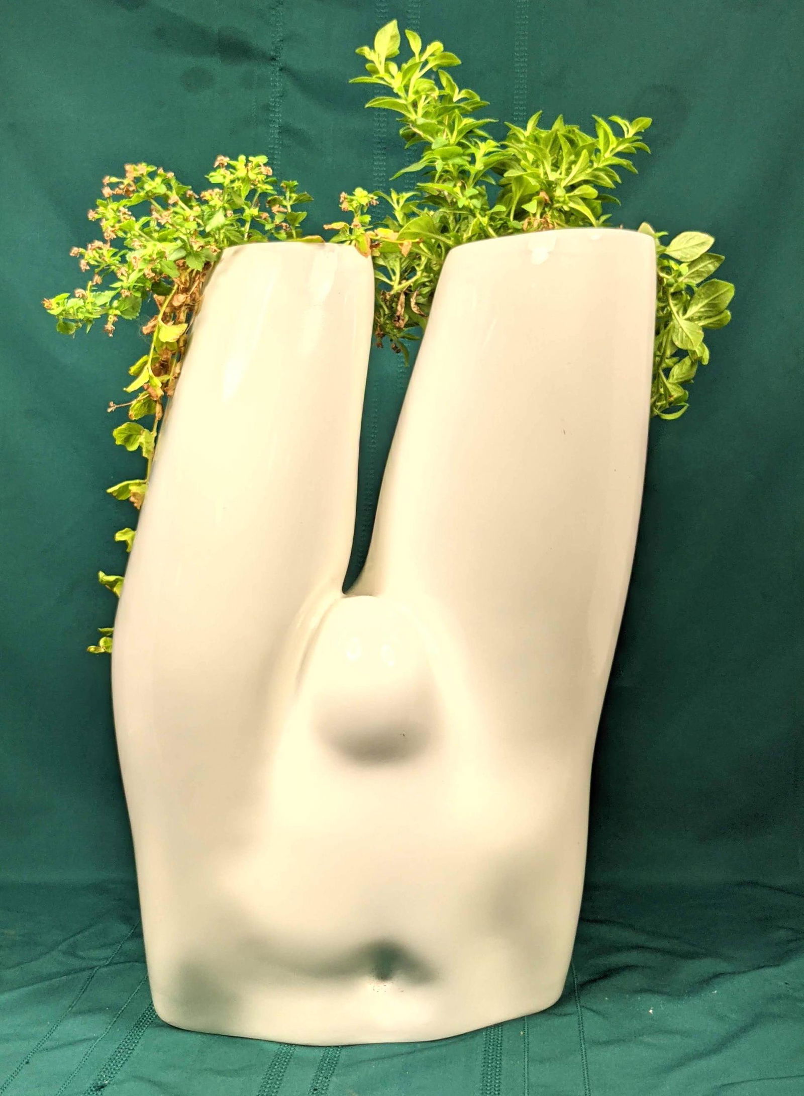 Decorator Lower Torso Resin Planter. (1 of 10)