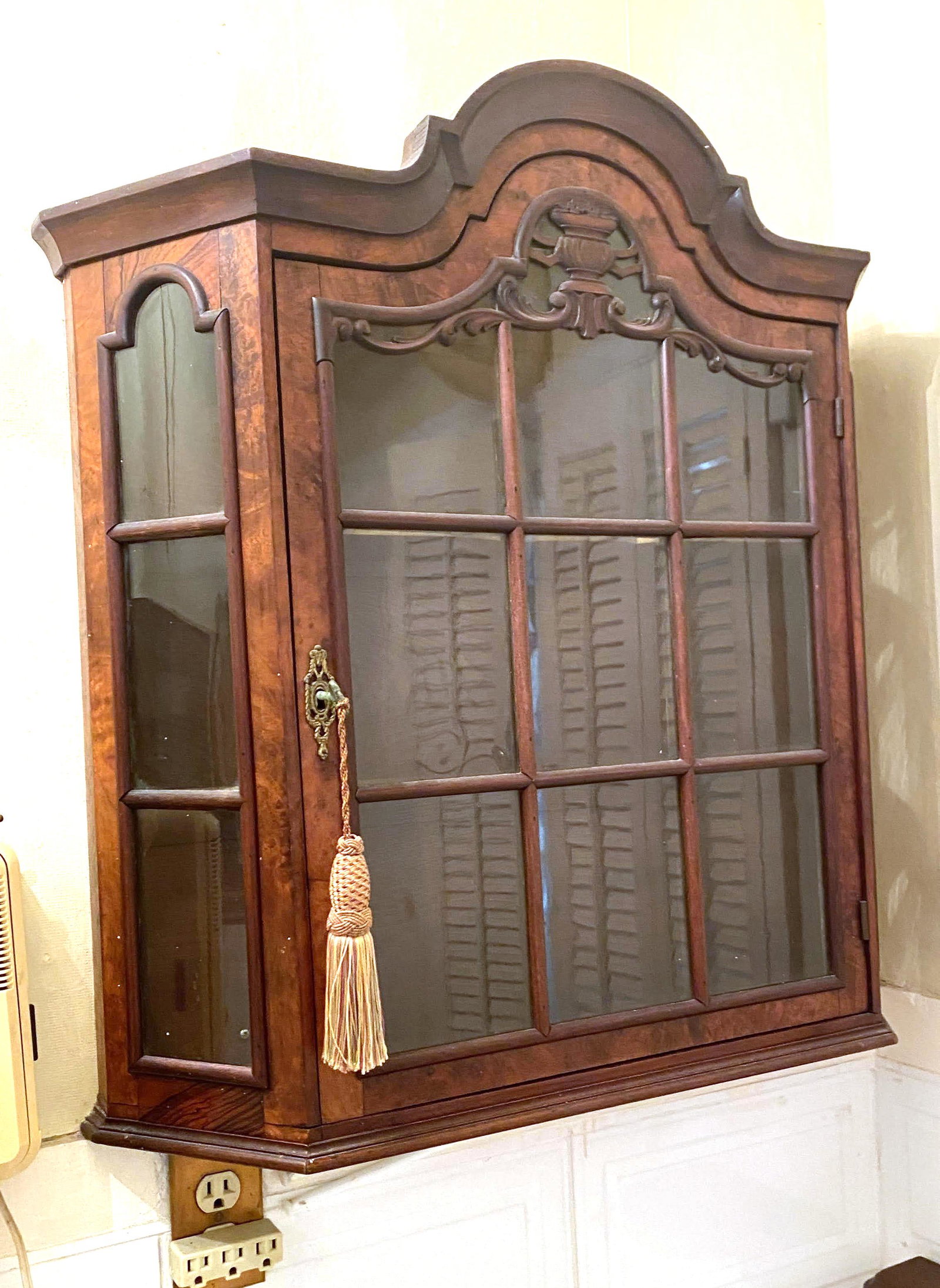Small wall hanging carved cabinet curio. (1 of 10)