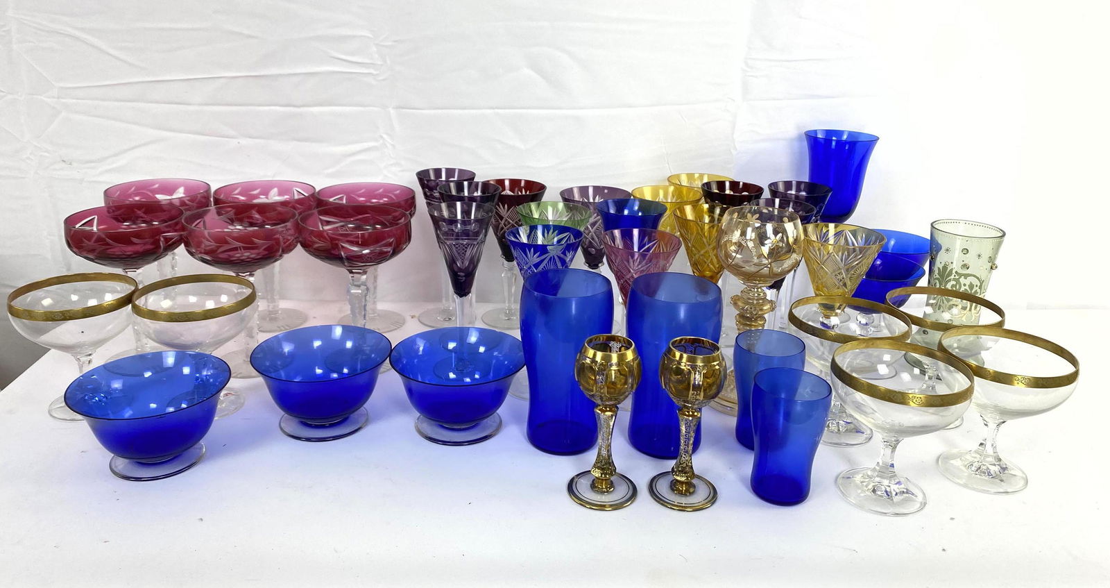 30+ pc Large Lot of Colored Glassware and Stemware. (1 of 19)