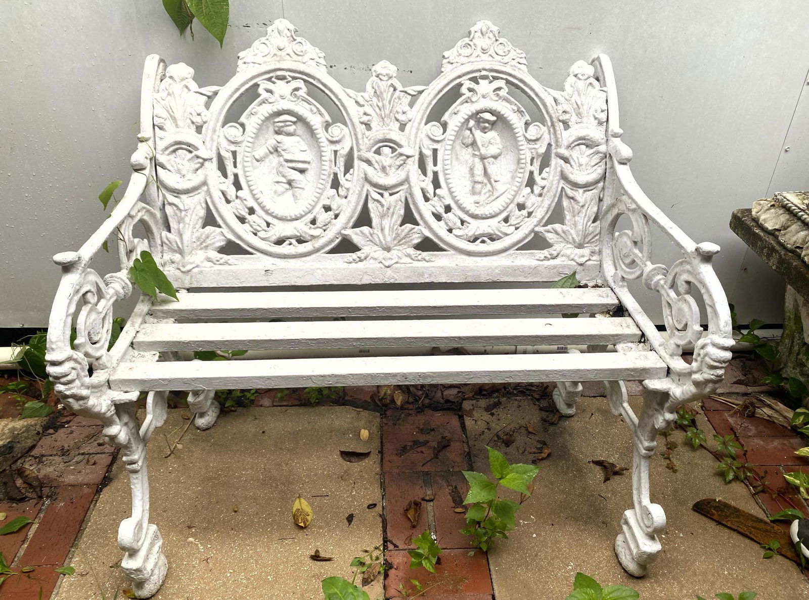 Cast Iron Garden Settee.  Center medallion. bench (1 of 11)