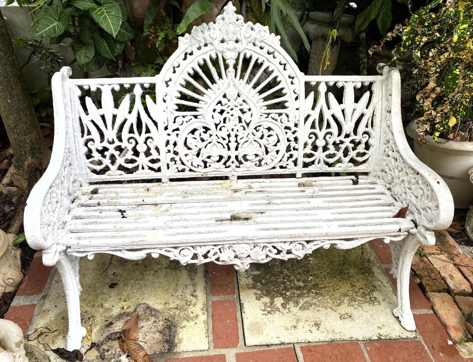 Cast Iron Garden Settee Bench. (1 of 7)