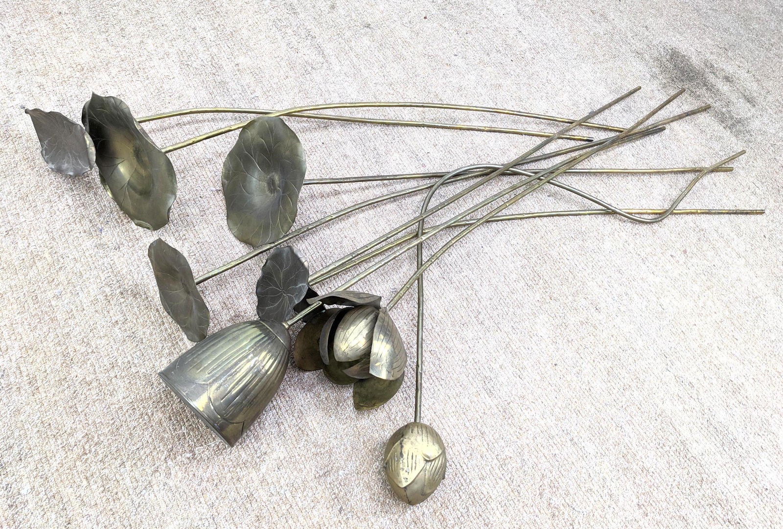 9pcs Large Brass Flowers. Decorator just need large vas (1 of 13)