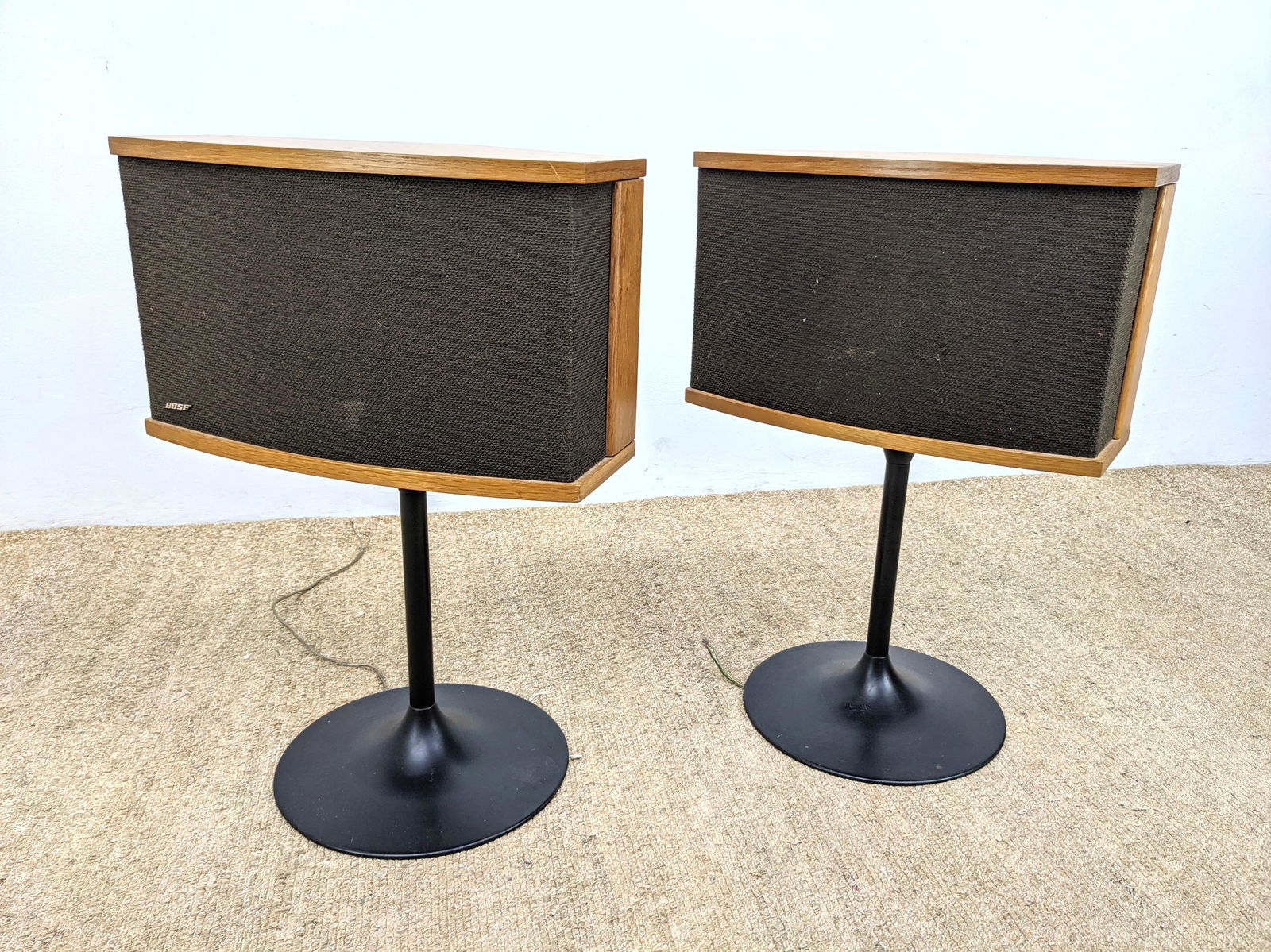 Pr BOSE 901 Tulip Base Speakers with Equalizer. Walnut Sep 28, 2021