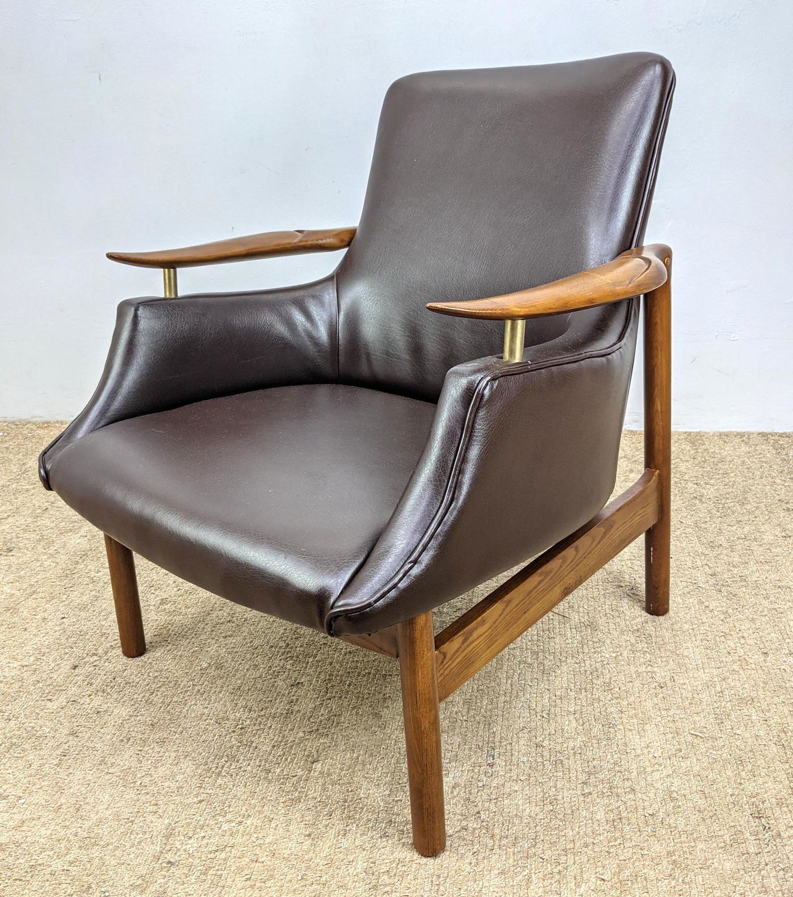 Stylish Paddle Arm Mid Century Lounge Chair. Vinyl upho (1 of 10)