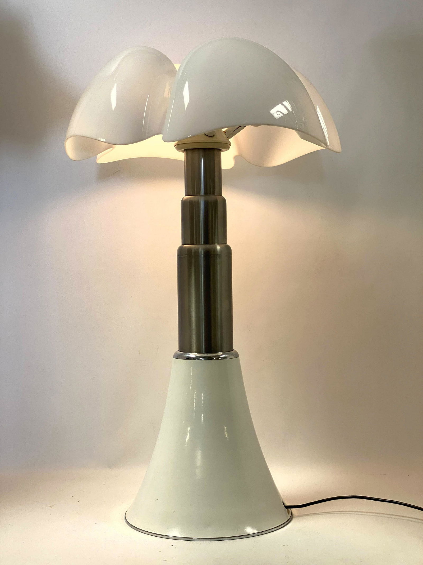 GAE AULENTI Table Lamp. PIPISTRELLO Form. Iconic Telesc (1 of 10)