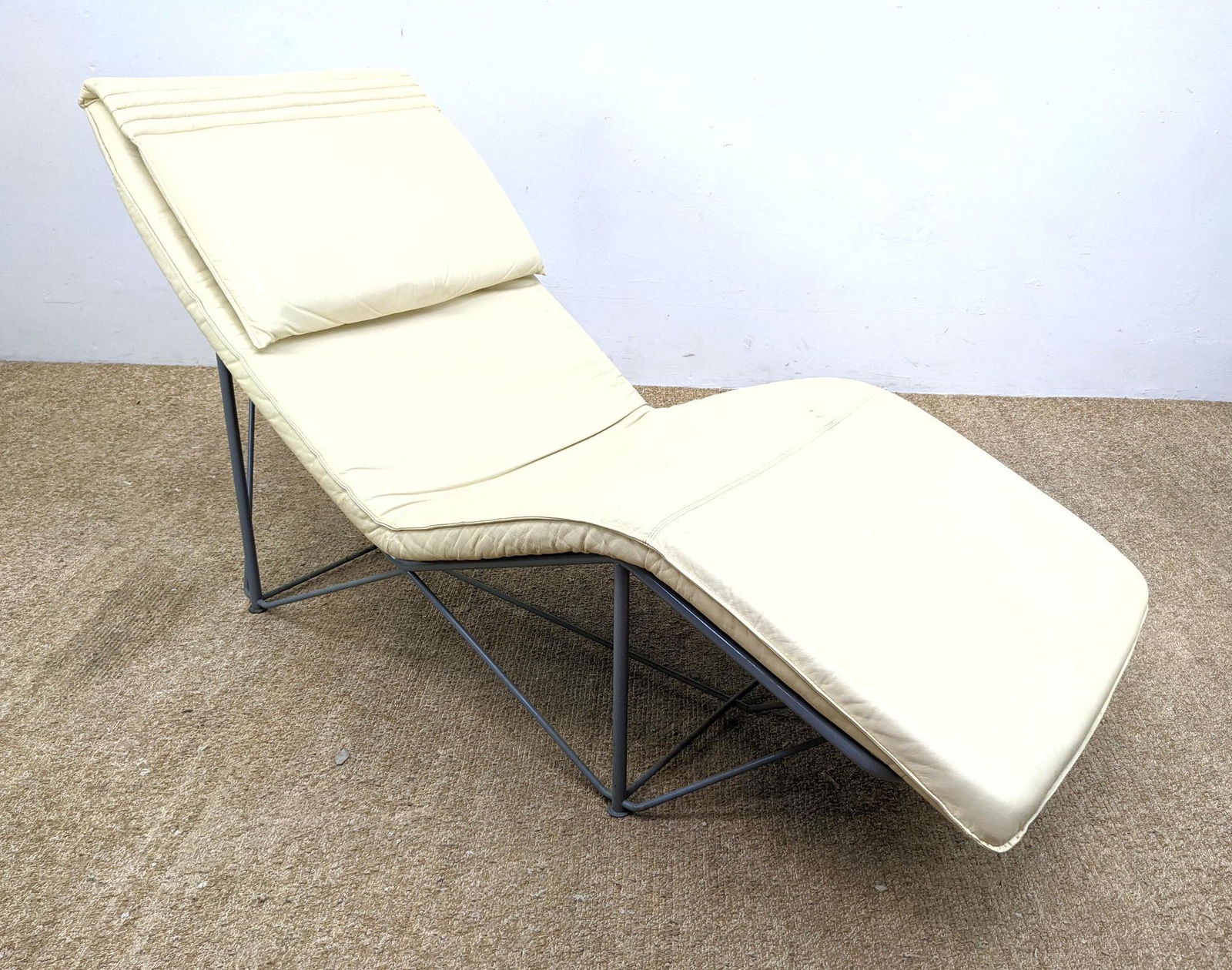 Eero Aarnio Design Contour  Chaise Lounge.  White leath (1 of 16)